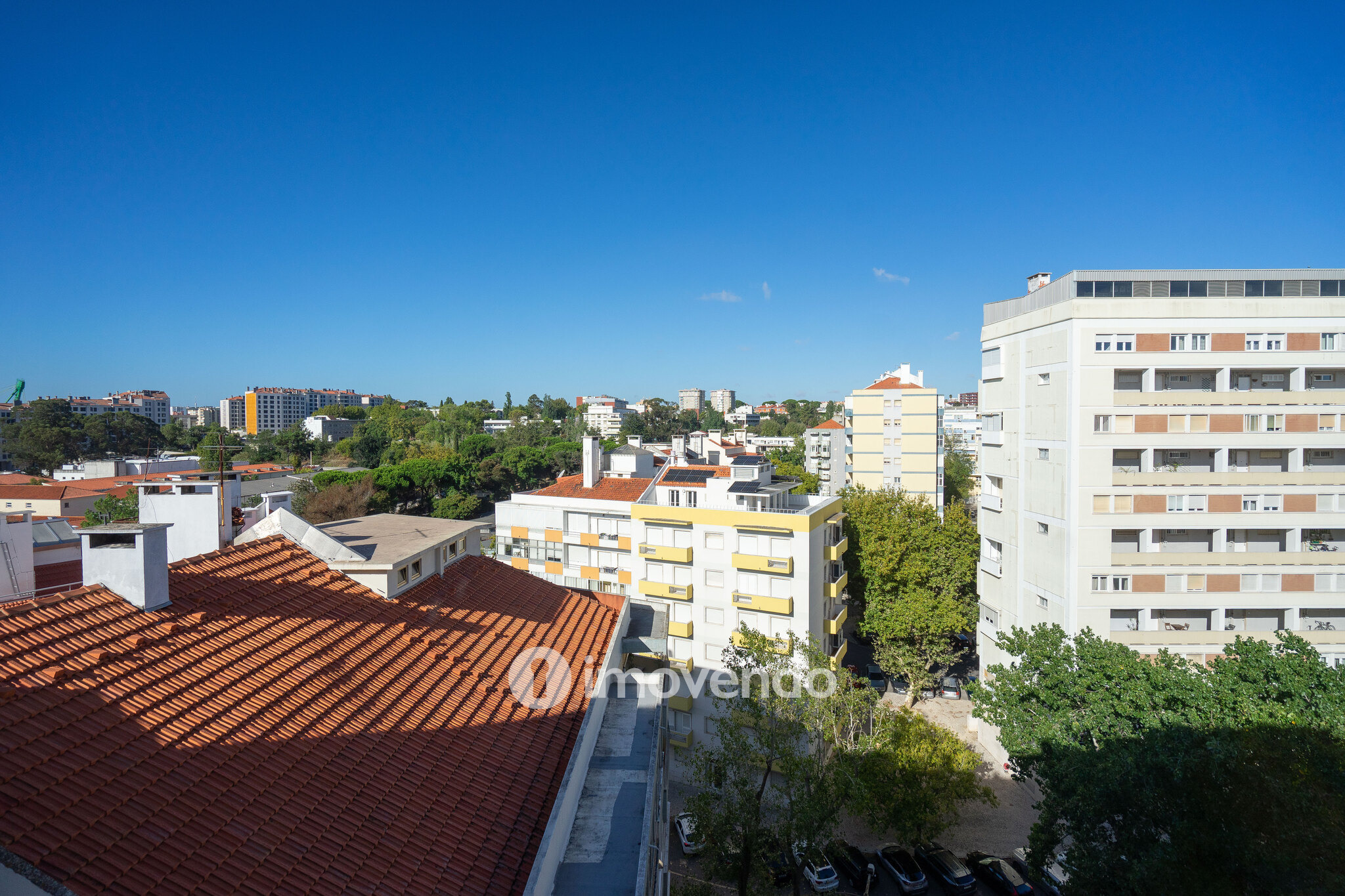 Apartamento T3+1 com áreas amplas e cozinha equipada, no Lumiar