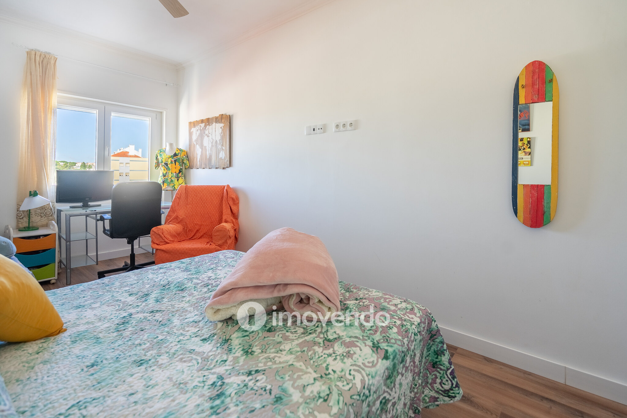 Apartamento T3+1 com áreas amplas e cozinha equipada, no Lumiar