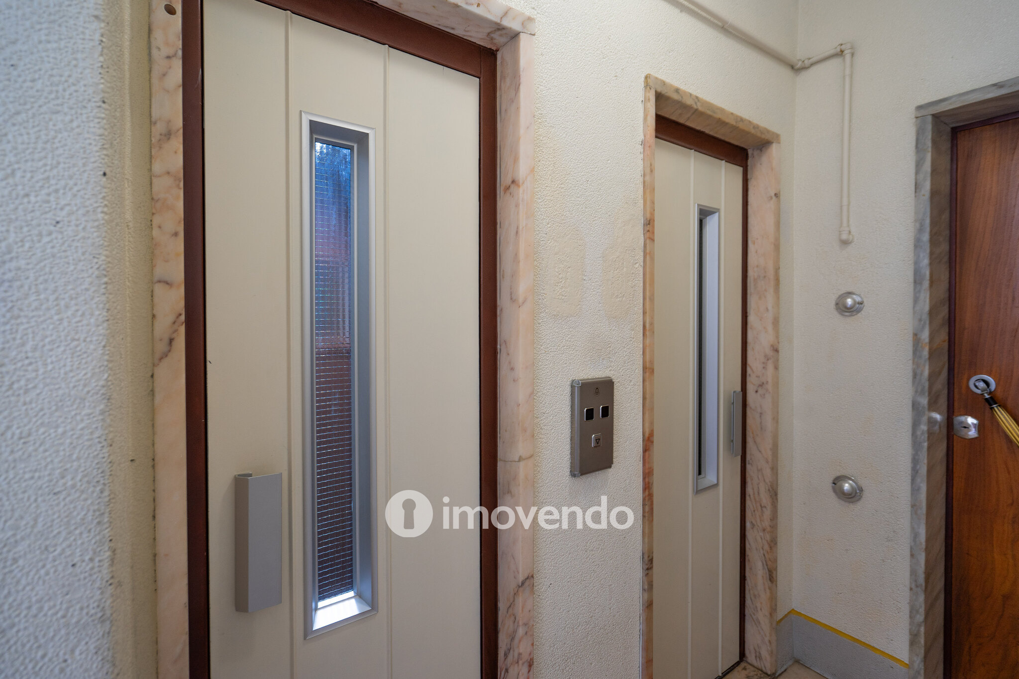 Apartamento T3+1 com áreas amplas e cozinha equipada, no Lumiar
