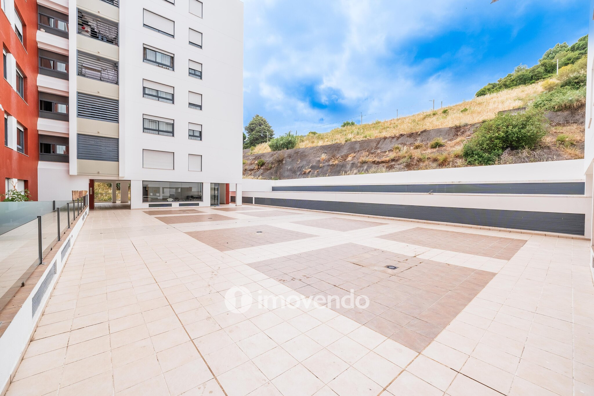 Apartamento T3, com estacionamento e terraço, em Loures