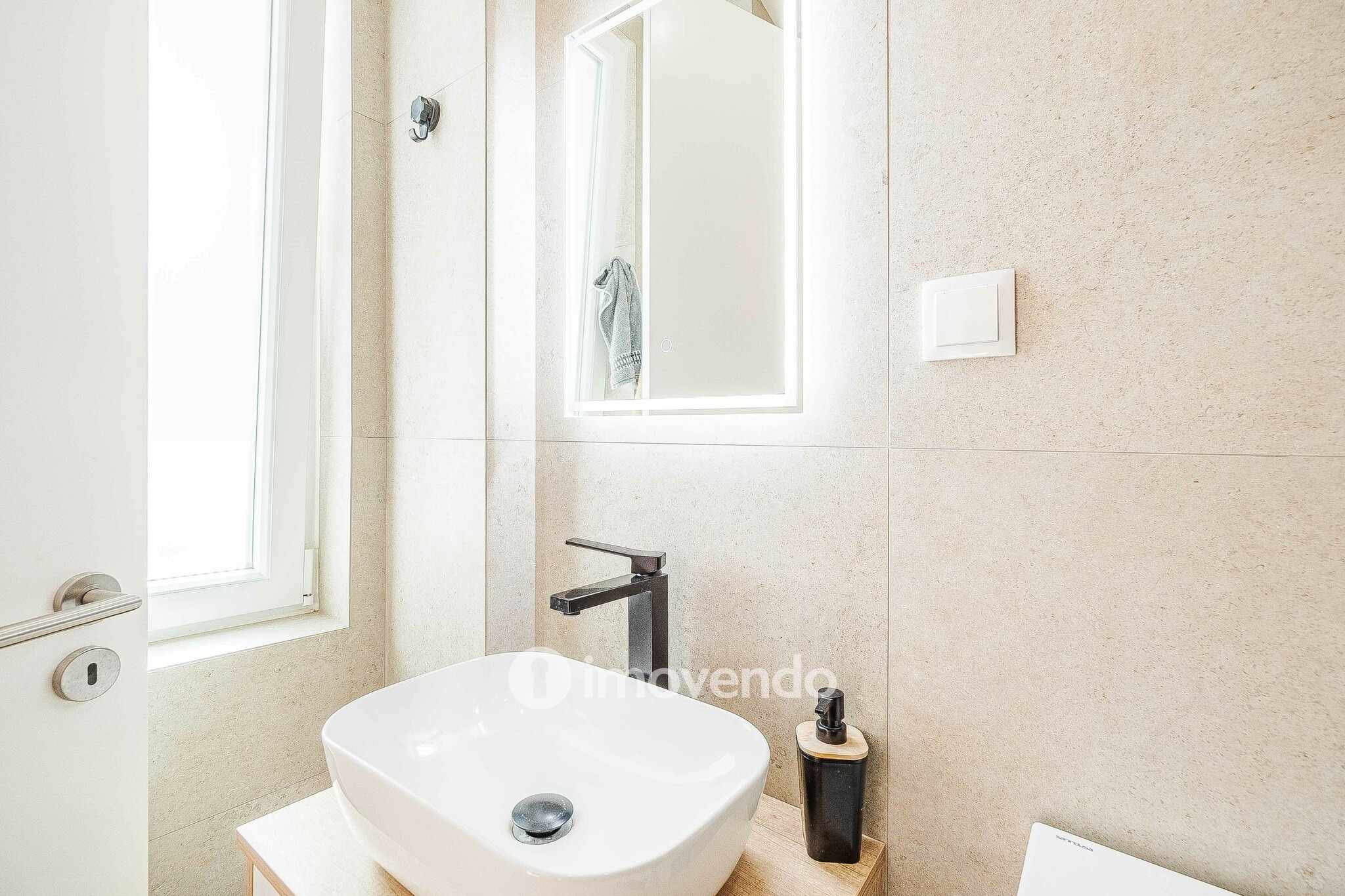 Apartamento T3+1 remodelado, com cozinha equipada, em Arroios