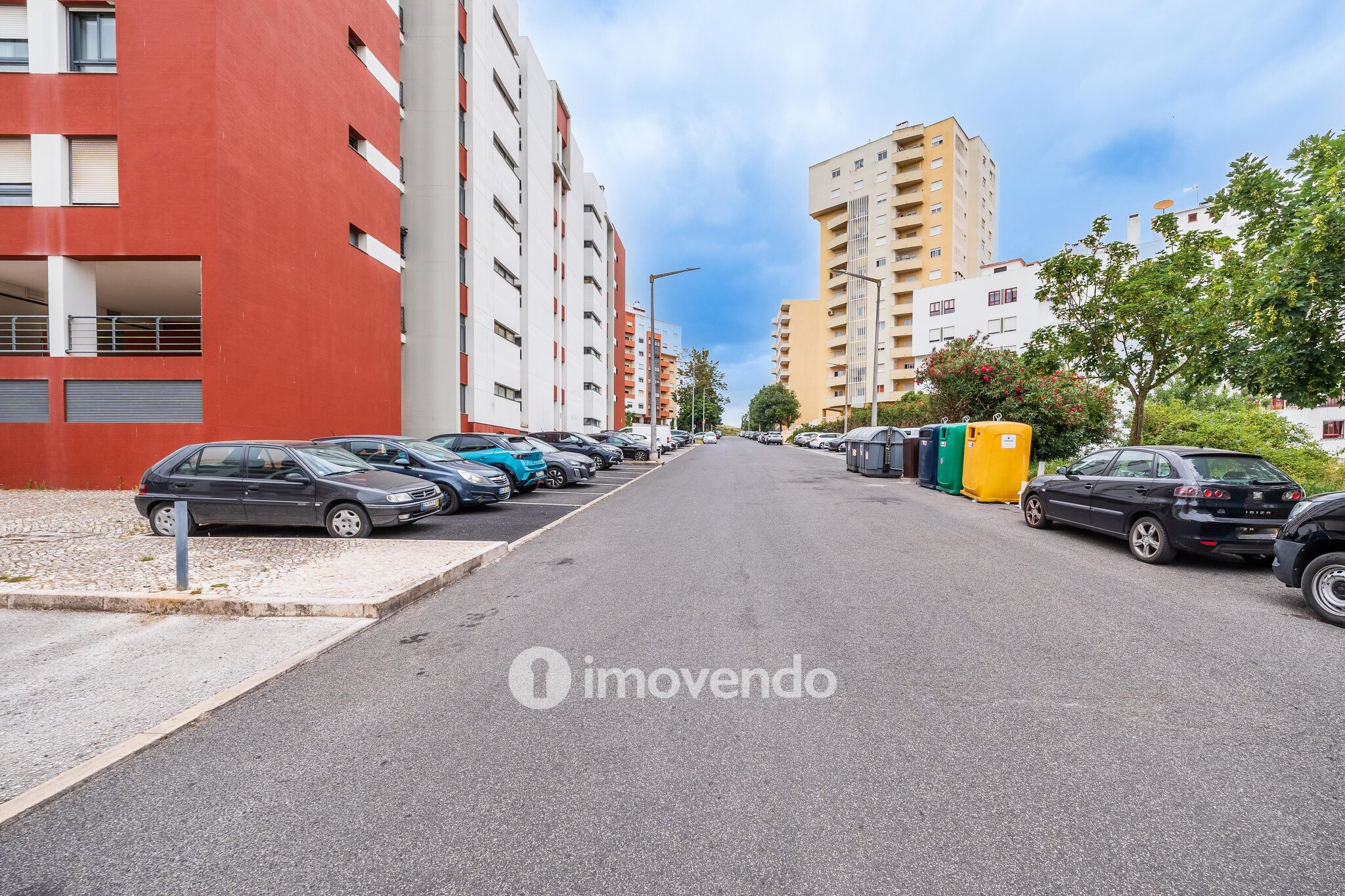 Apartamento T3, com estacionamento e terraço, em Loures