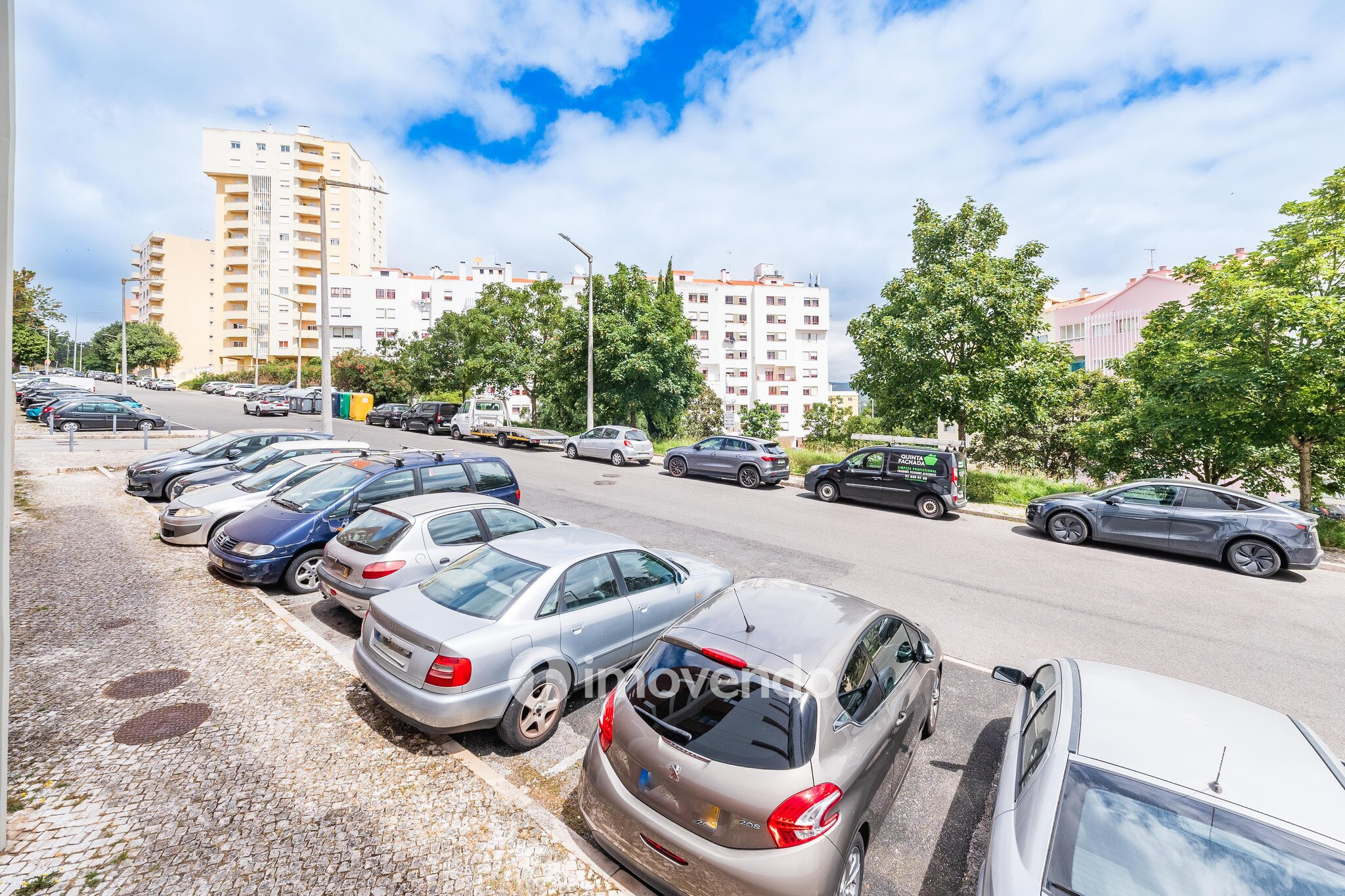 Apartamento T3, com estacionamento e terraço, em Loures