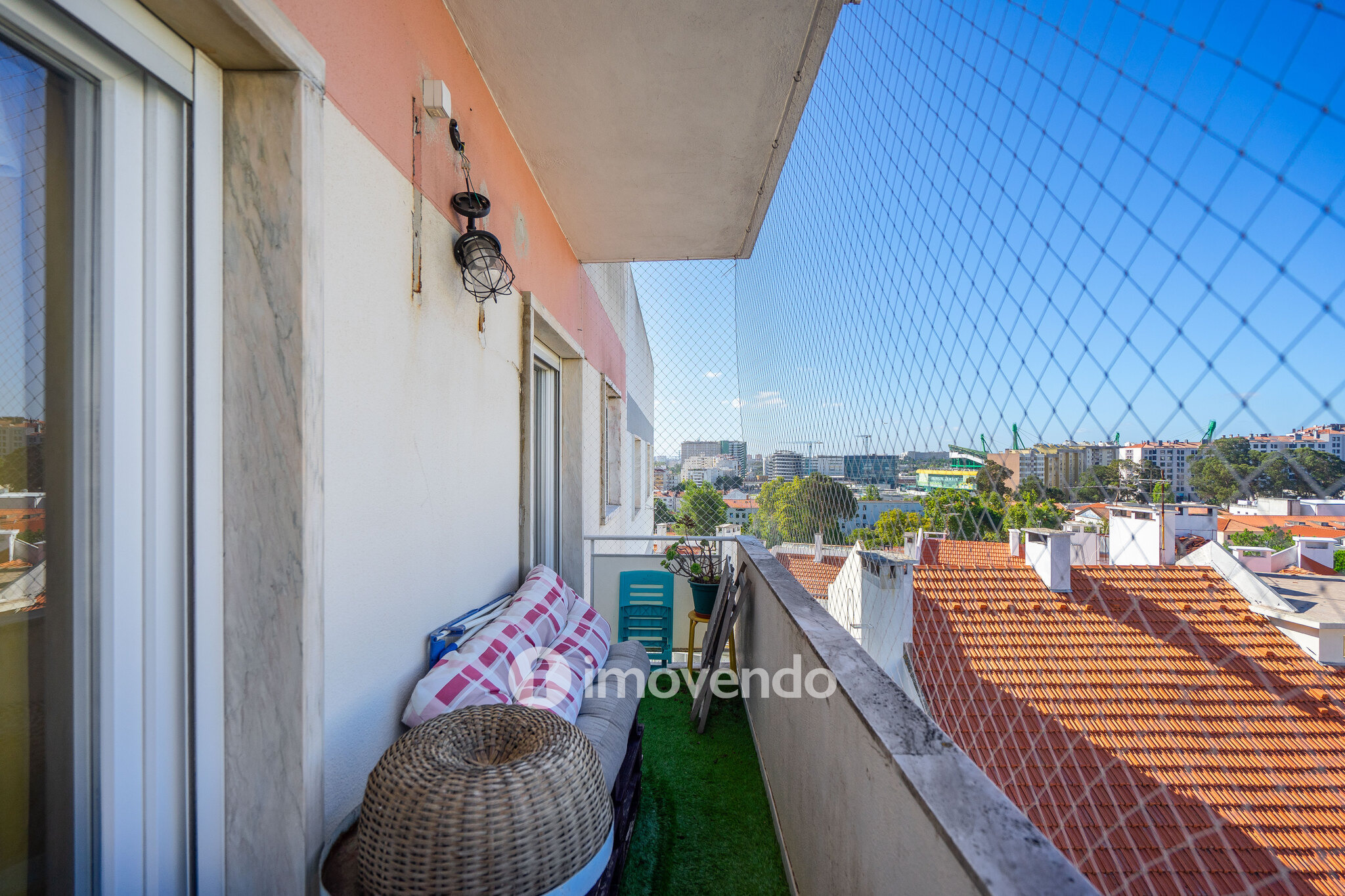 Apartamento T3+1 com áreas amplas e cozinha equipada, no Lumiar