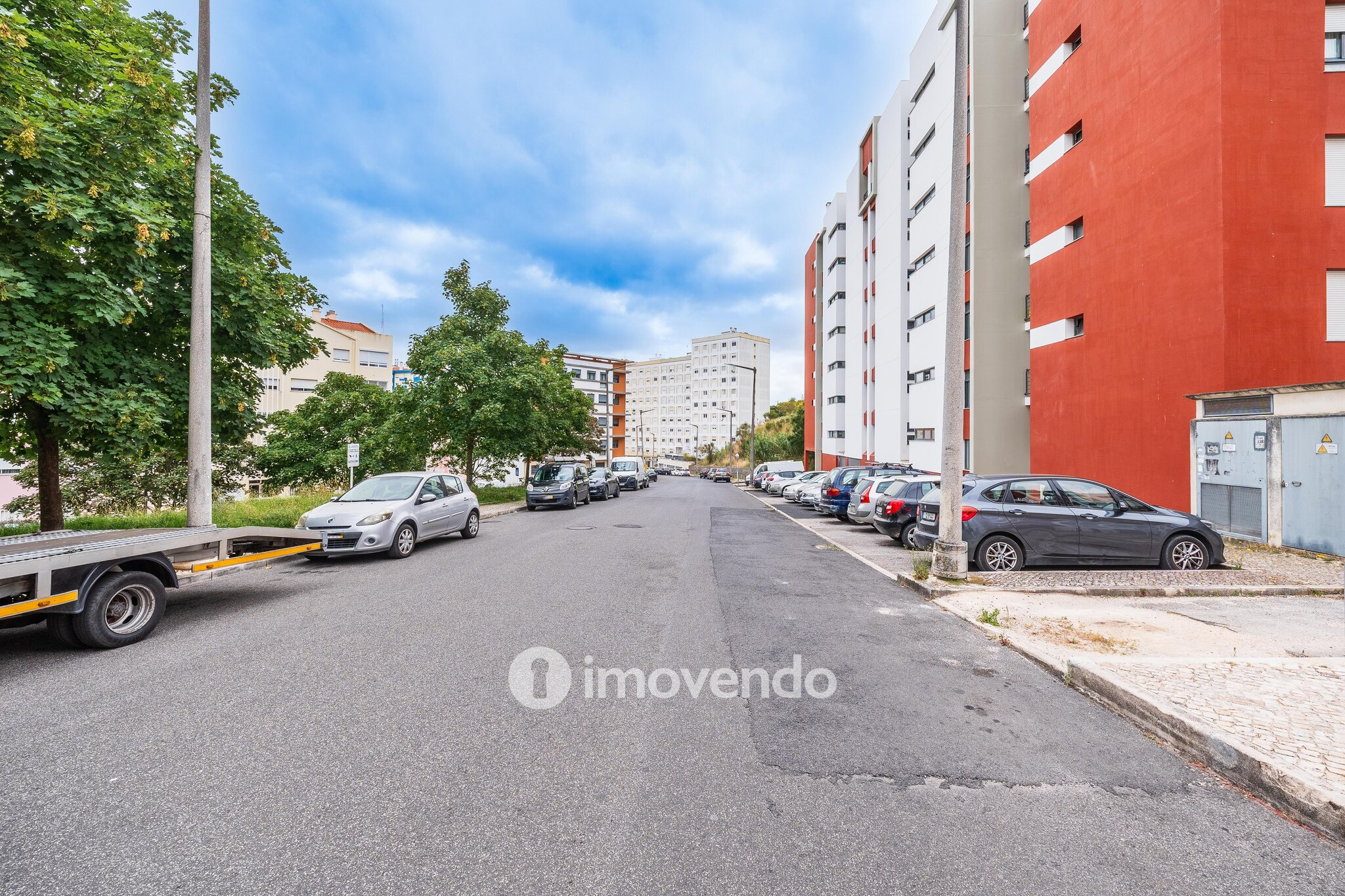 Apartamento T3, com estacionamento e terraço, em Loures