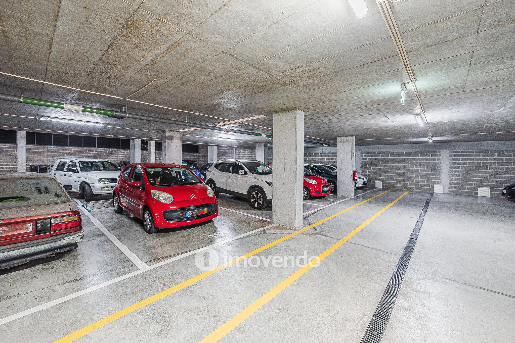 Apartamento T3, com estacionamento e terraço, em Loures