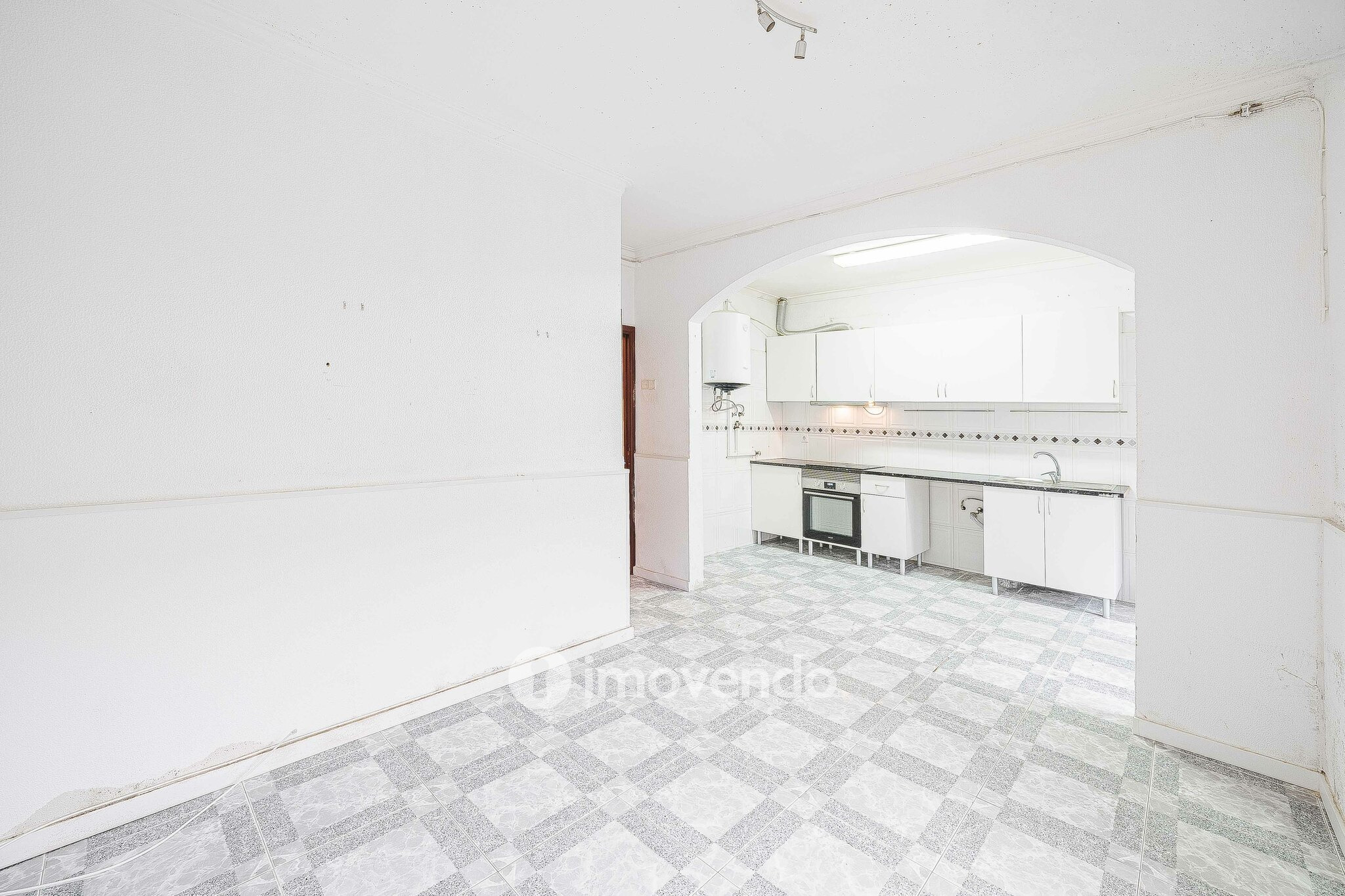 Apartamento T3 vazio, com áreas generosas, no Barreiro