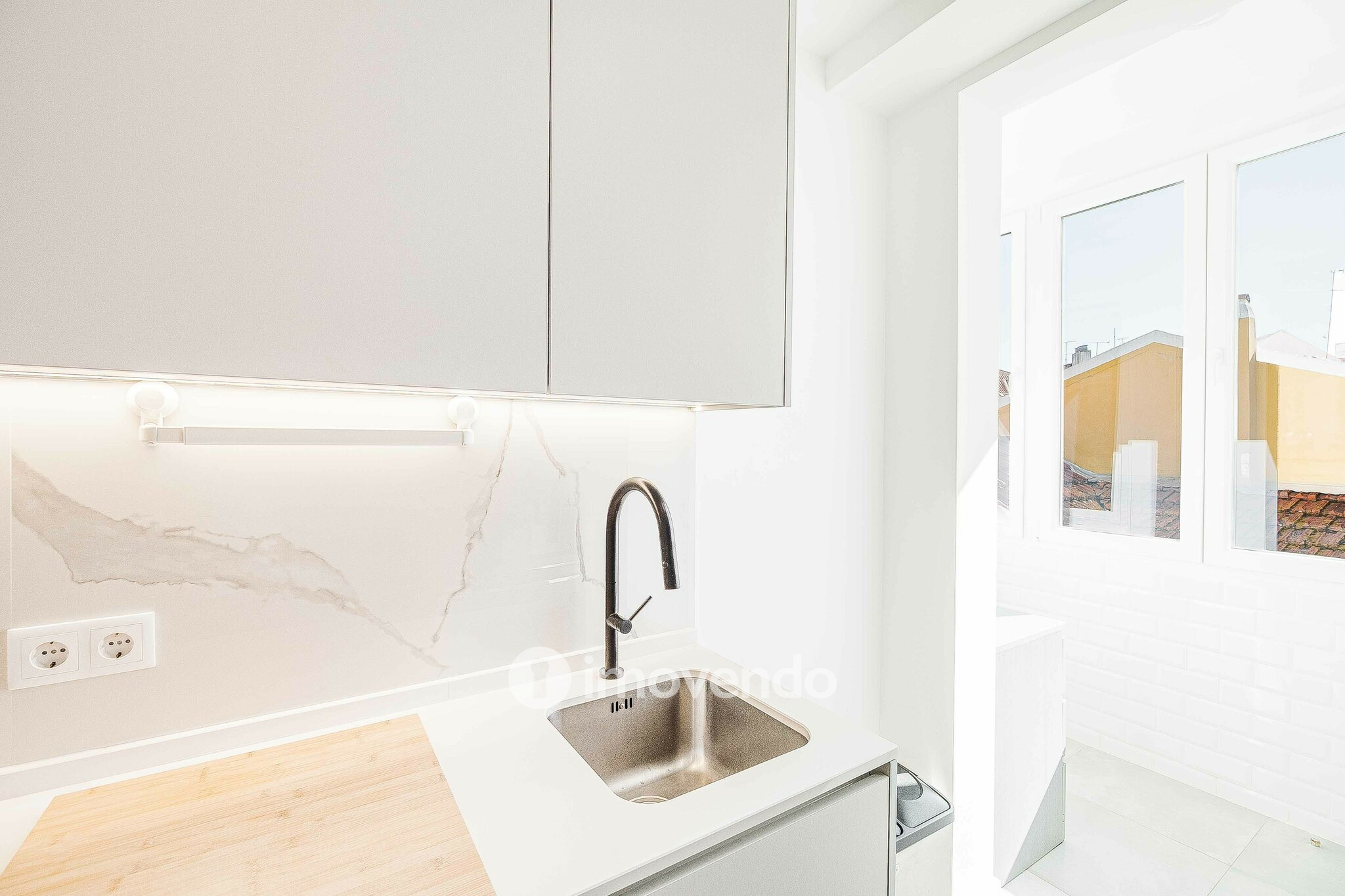 Apartamento T3+1 remodelado, com cozinha equipada, em Arroios