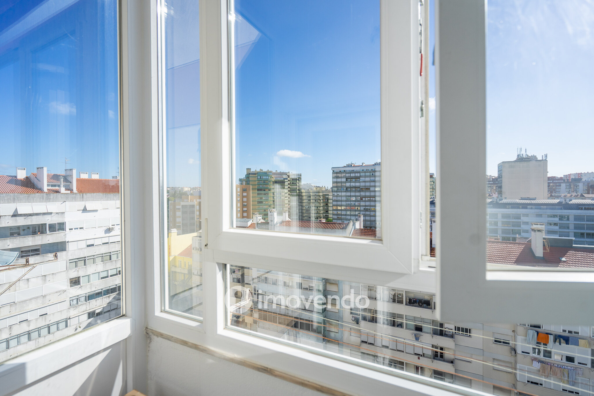 Apartamento T3+1 com áreas amplas e cozinha equipada, no Lumiar