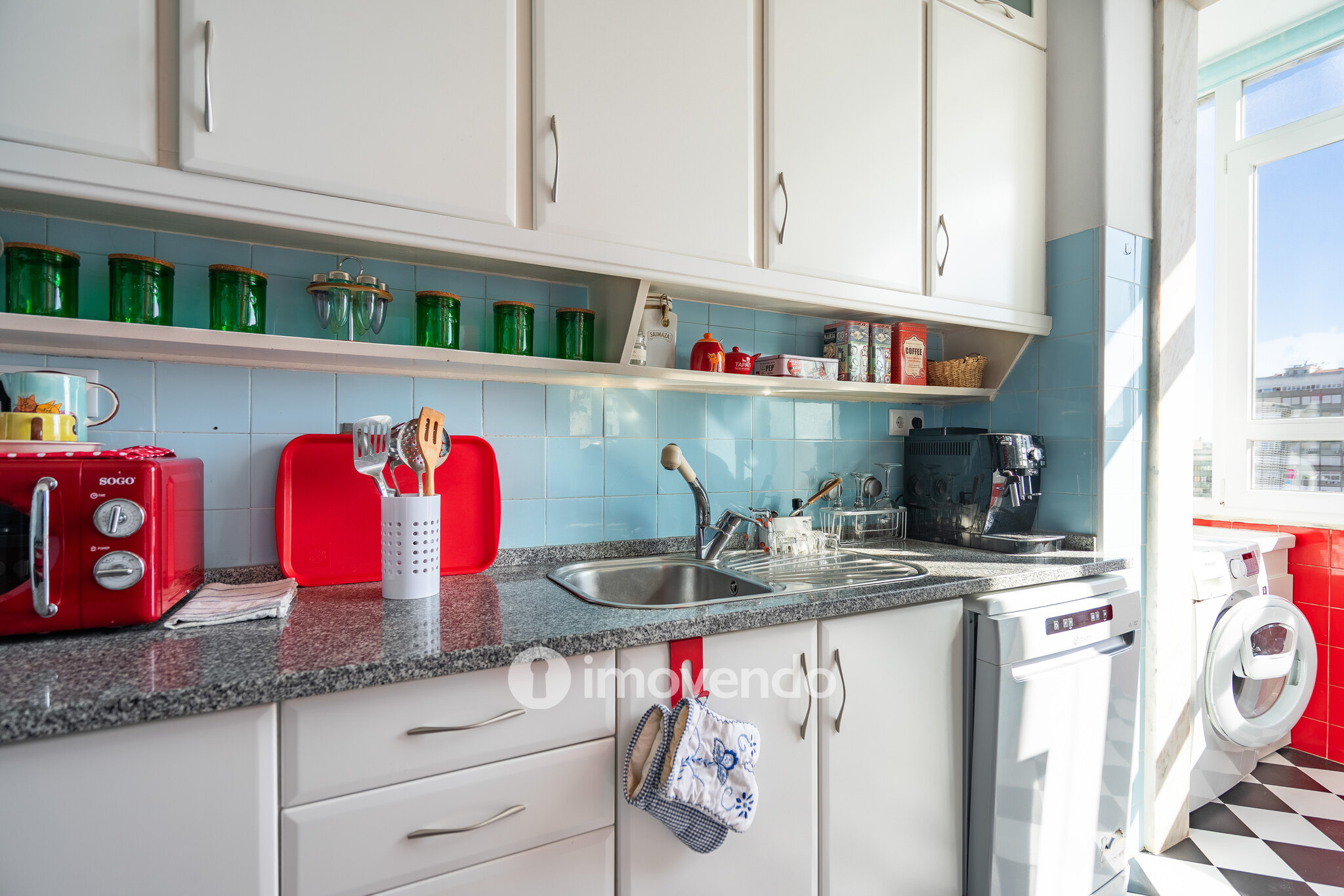 Apartamento T3+1 com áreas amplas e cozinha equipada, no Lumiar