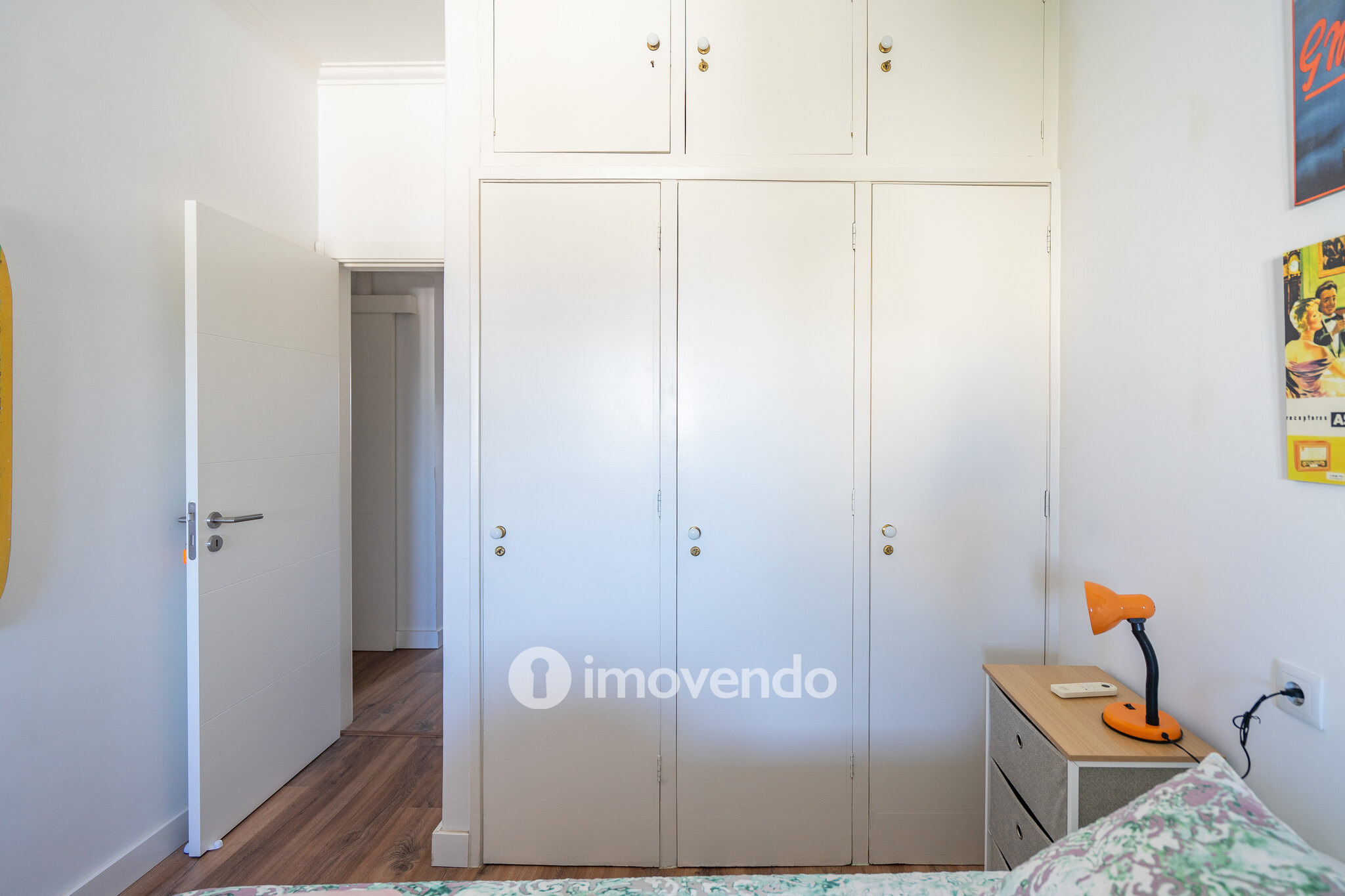 Apartamento T3+1 com áreas amplas e cozinha equipada, no Lumiar