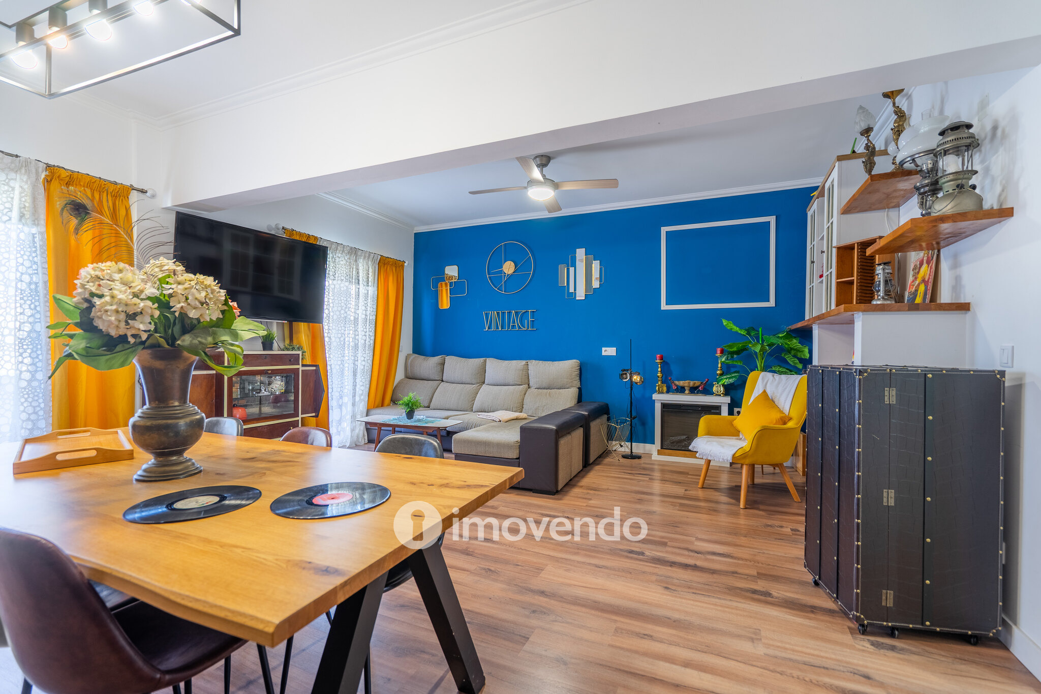 Apartamento T3+1 com áreas amplas e cozinha equipada, no Lumiar