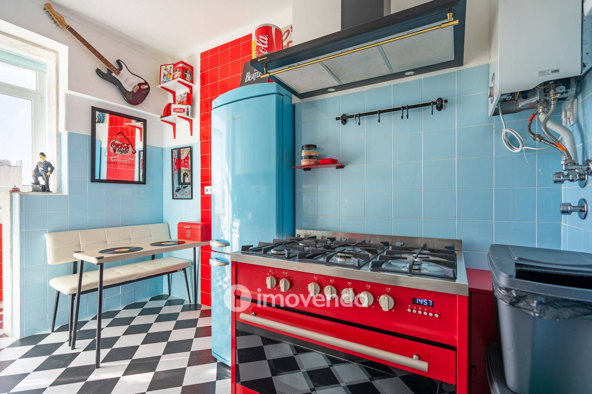Apartamento T3+1 com áreas amplas e cozinha equipada, no Lumiar