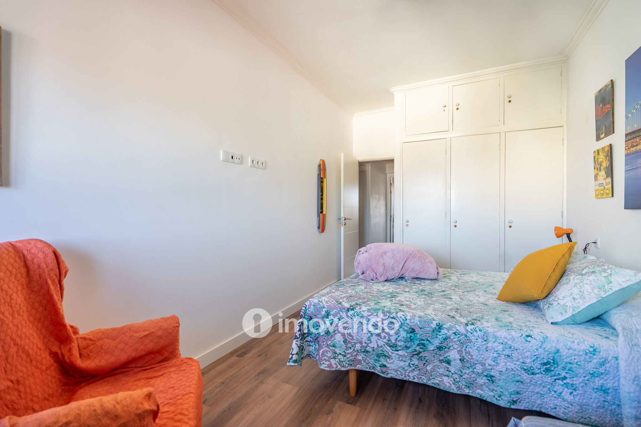 Apartamento T3+1 com áreas amplas e cozinha equipada, no Lumiar