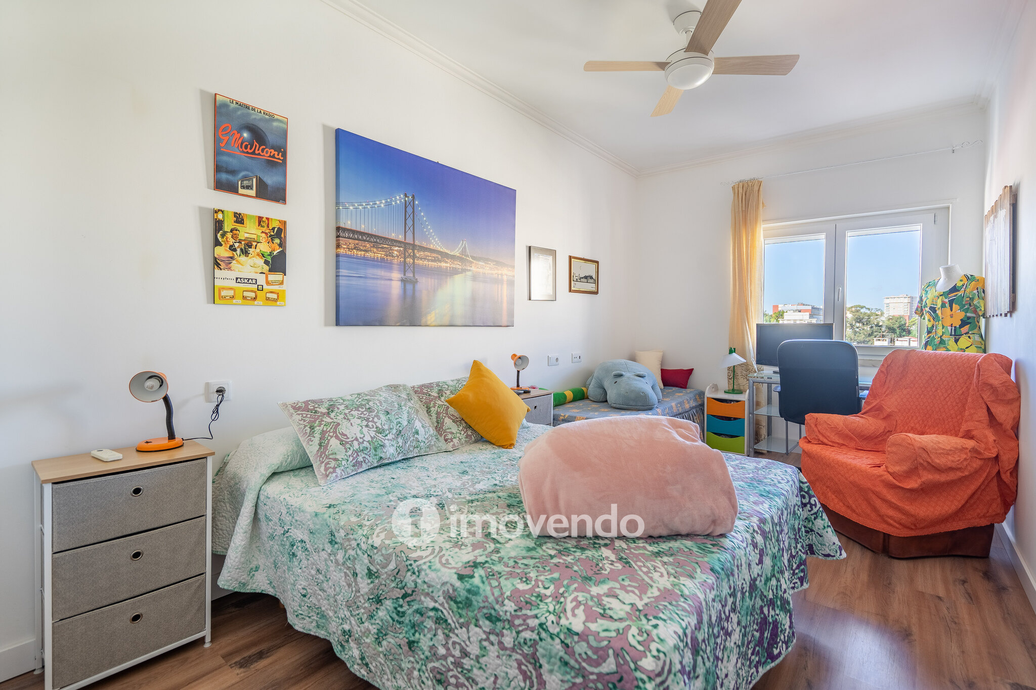 Apartamento T3+1 com áreas amplas e cozinha equipada, no Lumiar