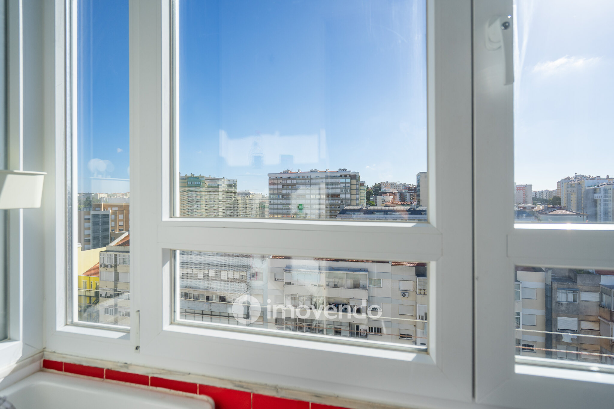 Apartamento T3+1 com áreas amplas e cozinha equipada, no Lumiar