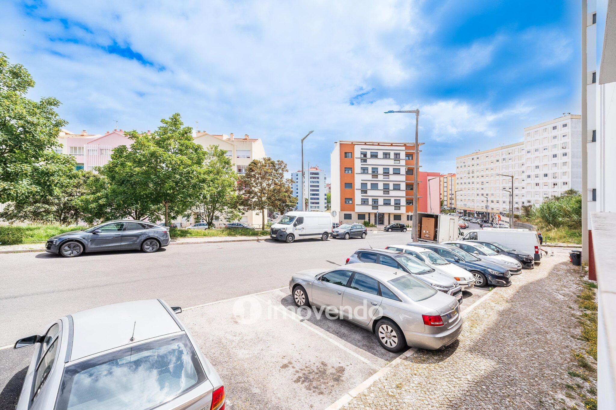 Apartamento T3, com estacionamento e terraço, em Loures