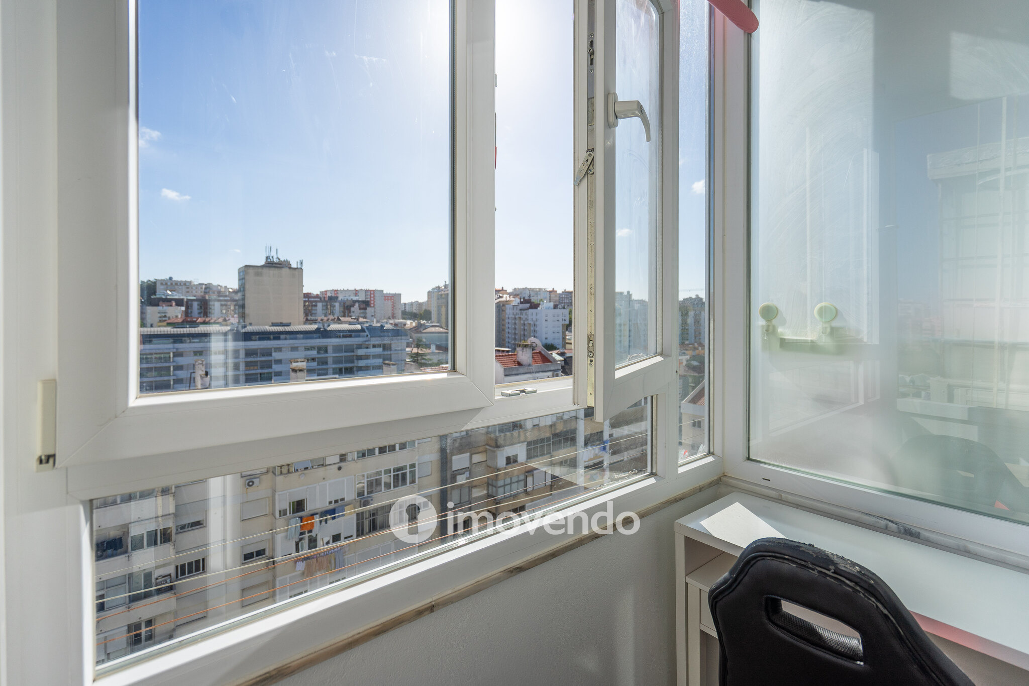 Apartamento T3+1 com áreas amplas e cozinha equipada, no Lumiar