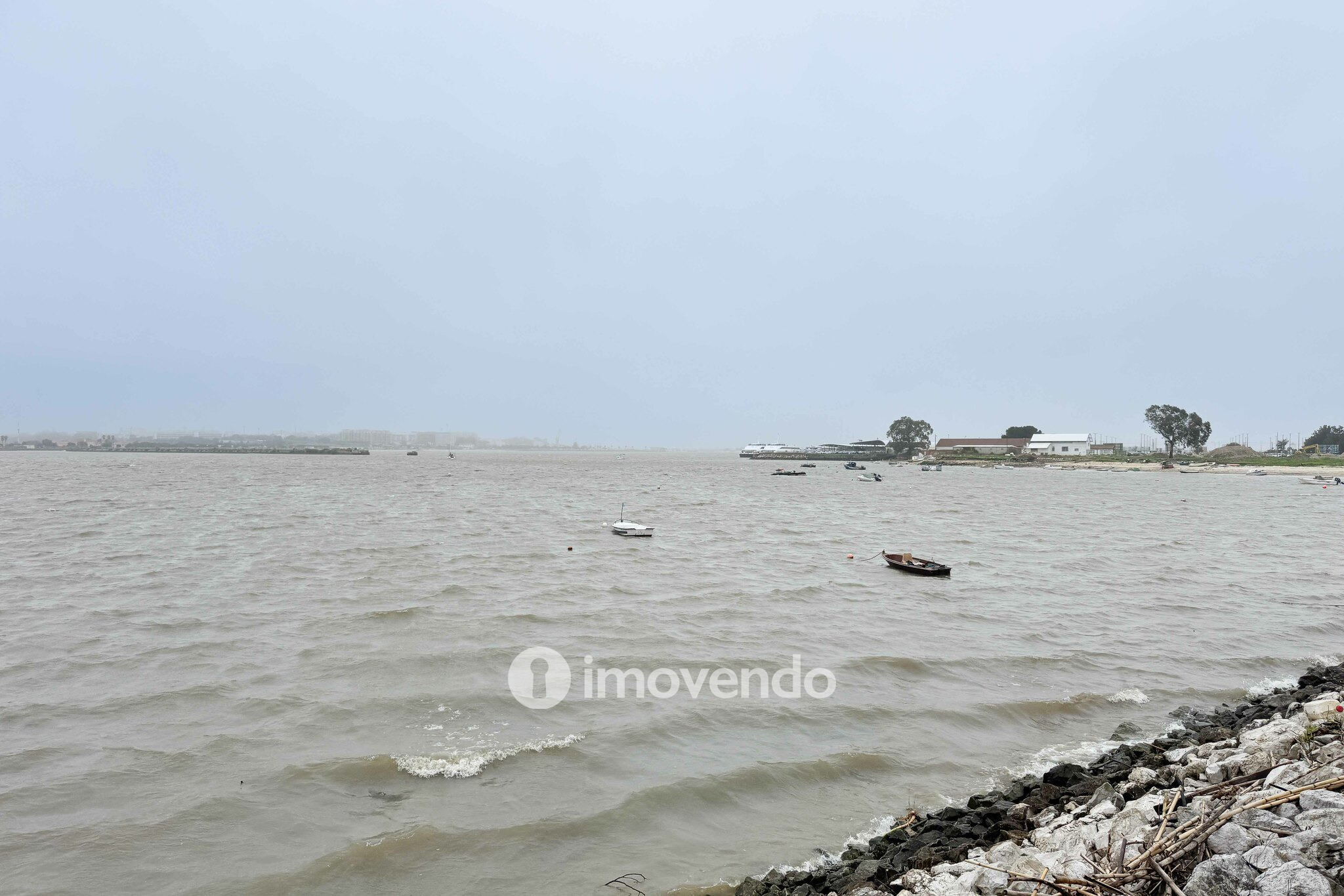 Apartamento T3 vazio, com áreas generosas, no Barreiro