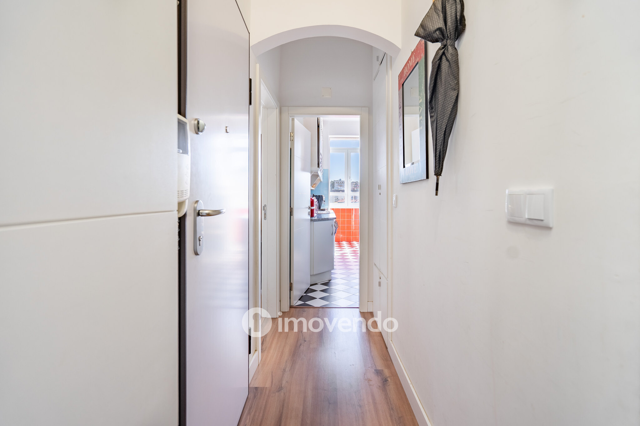 Apartamento T3+1 com áreas amplas e cozinha equipada, no Lumiar