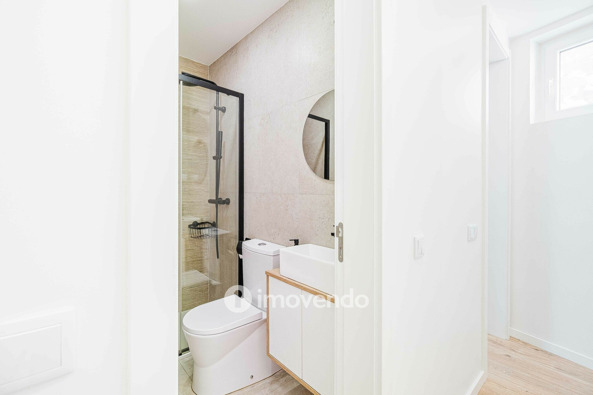 Apartamento T3+1 remodelado, com cozinha equipada, em Arroios