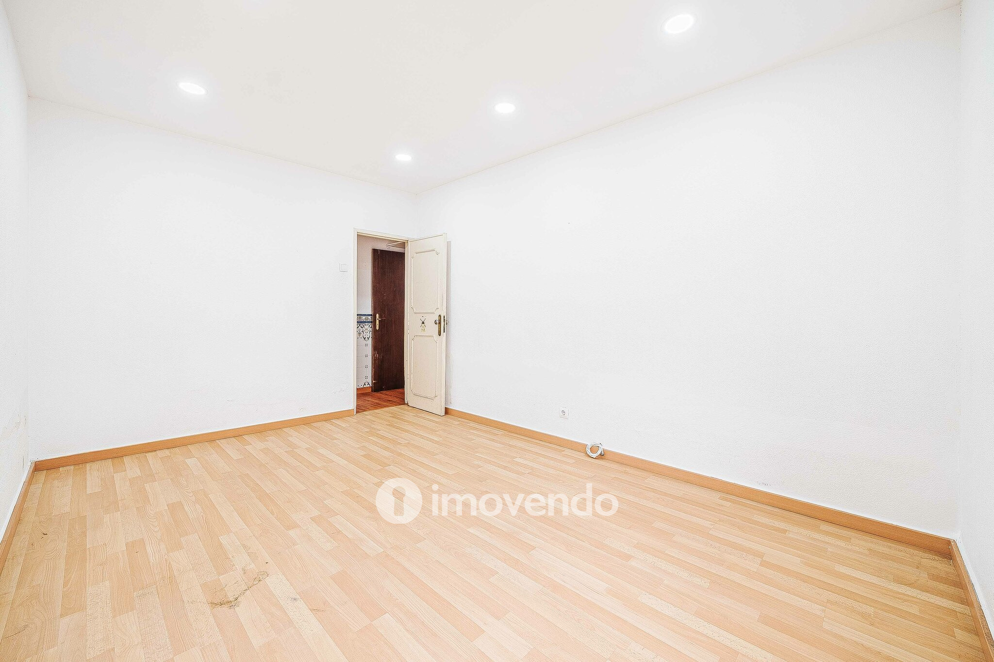 Apartamento T3 vazio, com áreas generosas, no Barreiro