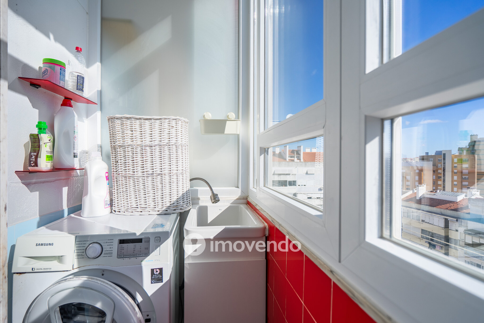 Apartamento T3+1 com áreas amplas e cozinha equipada, no Lumiar