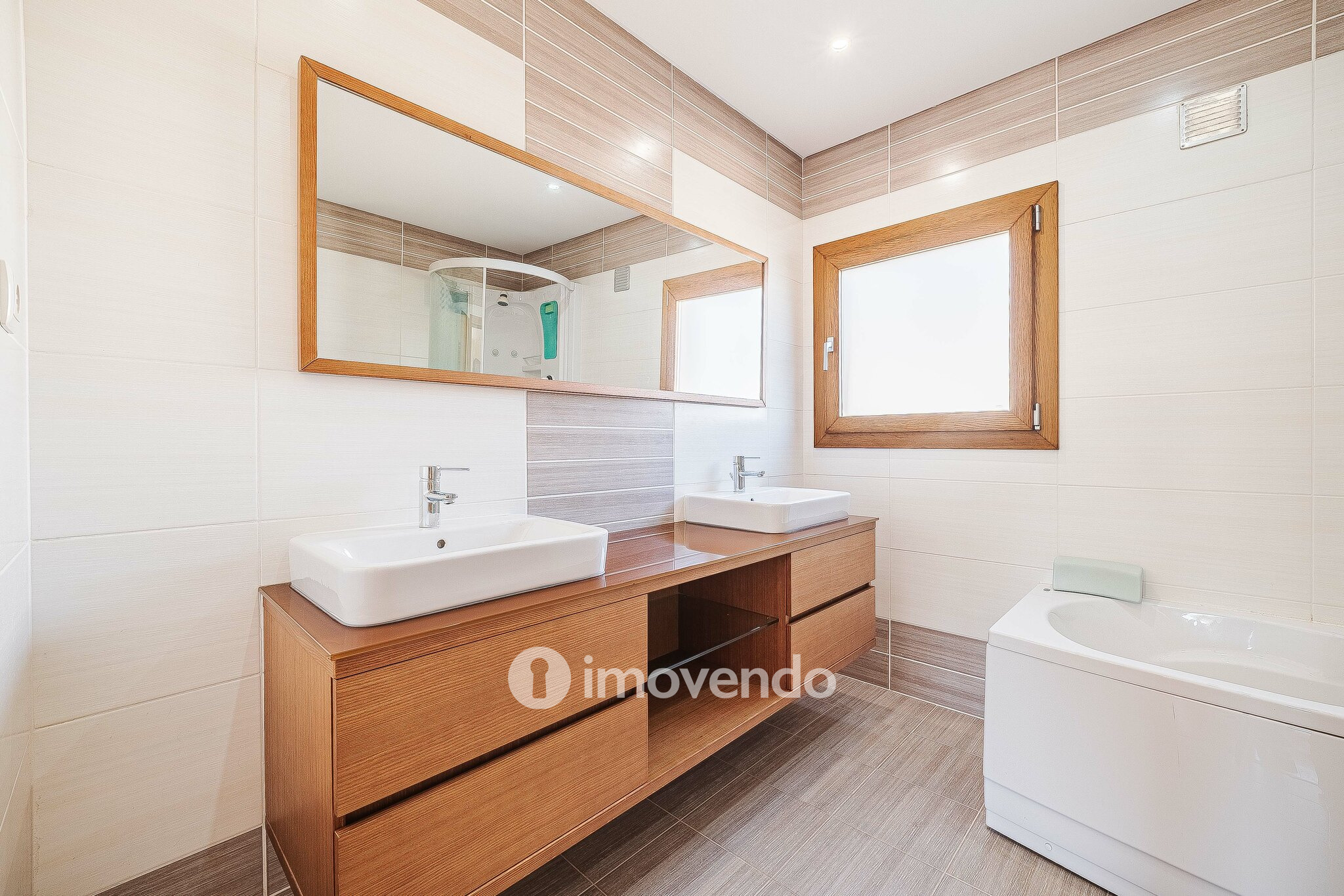 Moradia T4, com condomínio com piscina, em Almargem do Bispo