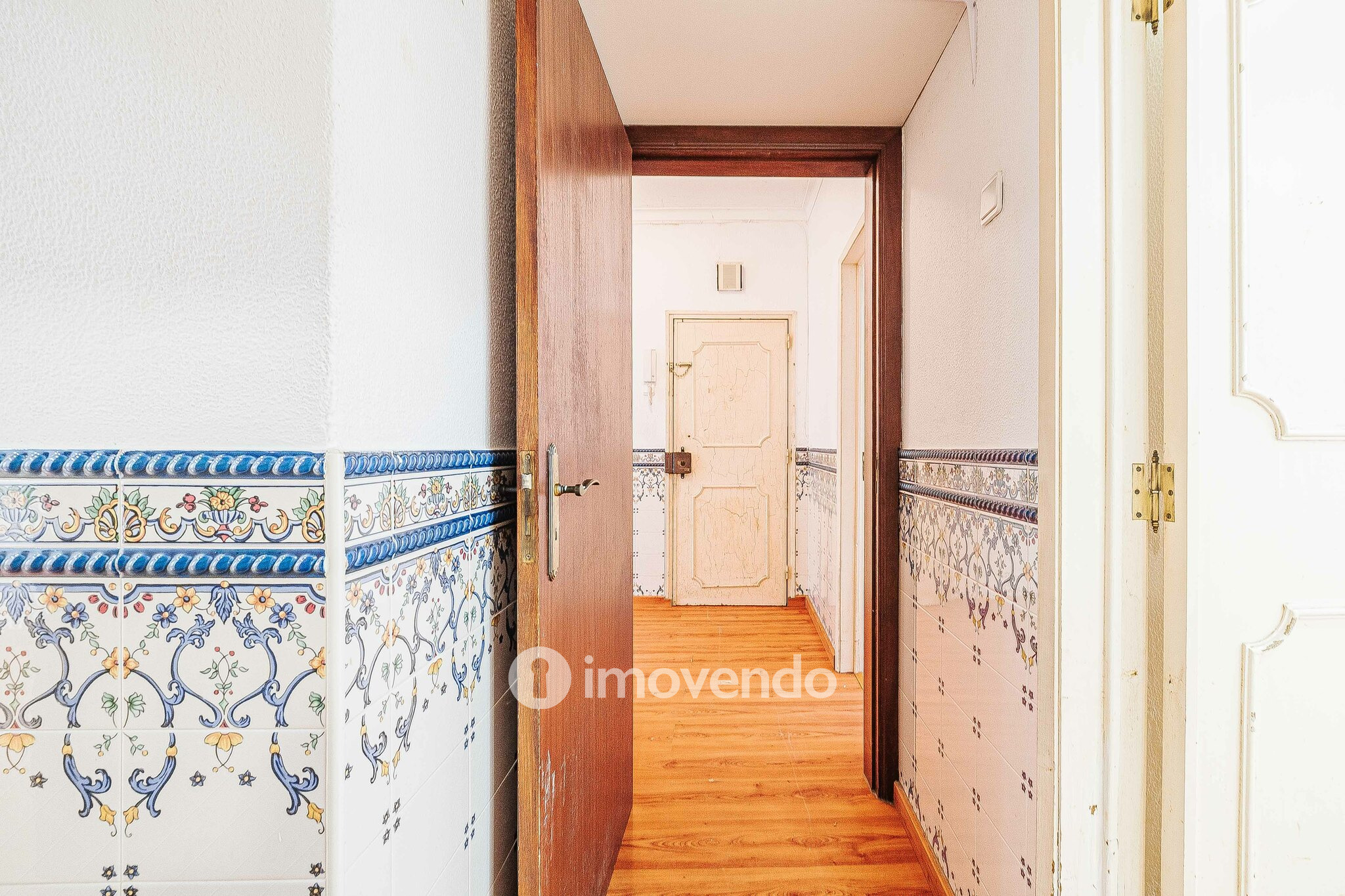 Apartamento T3 vazio, com áreas generosas, no Barreiro