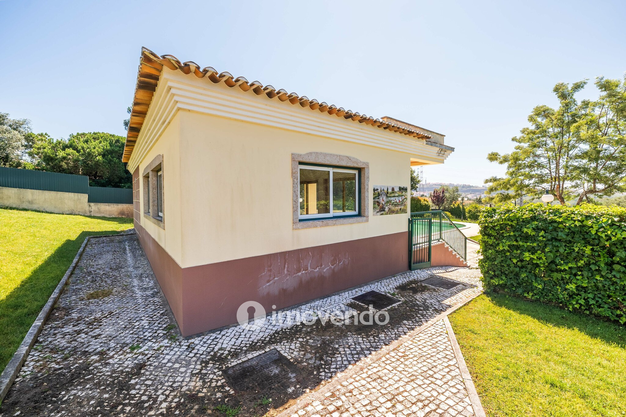Moradia T4, com condomínio com piscina, em Almargem do Bispo