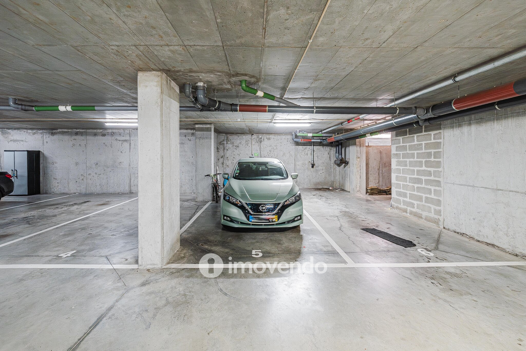 Apartamento T3, com estacionamento e terraço, em Loures