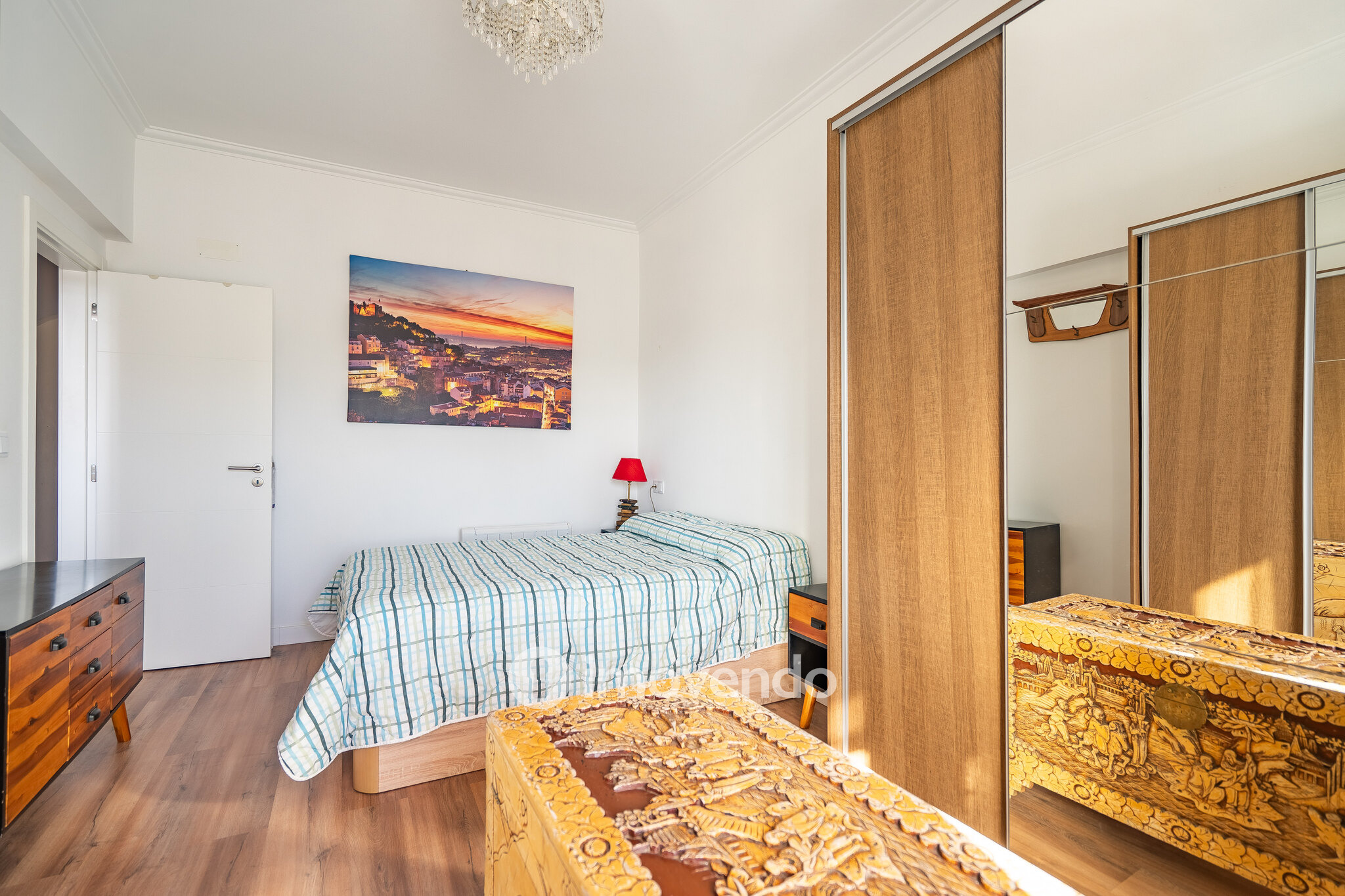 Apartamento T3+1 com áreas amplas e cozinha equipada, no Lumiar