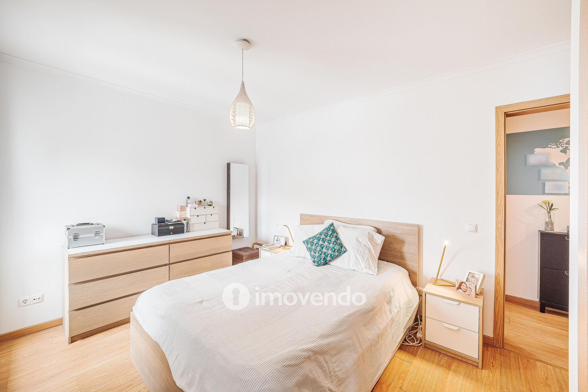Apartamento T3, com estacionamento e terraço, em Loures