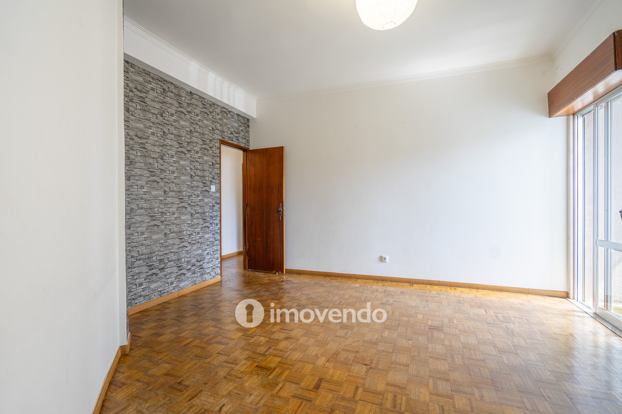 Apartamento T2, com boa luz natural, em Odivelas