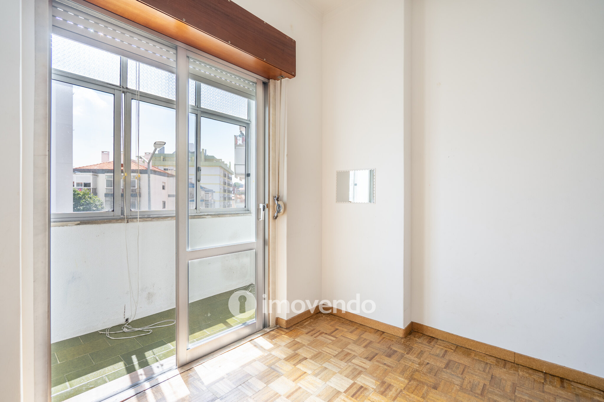 Apartamento T2, com boa luz natural, em Odivelas