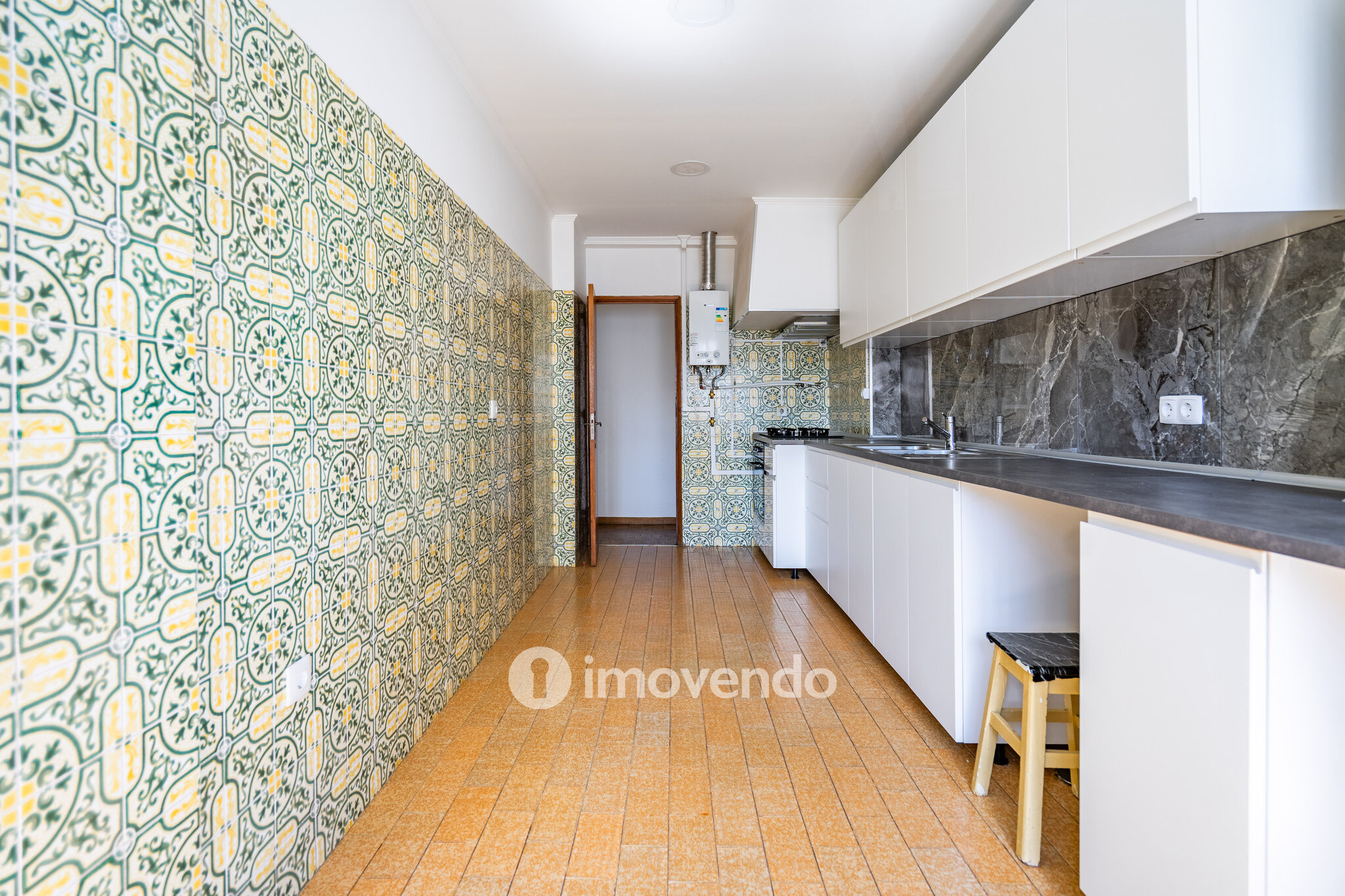 Apartamento T2, com boa luz natural, em Odivelas