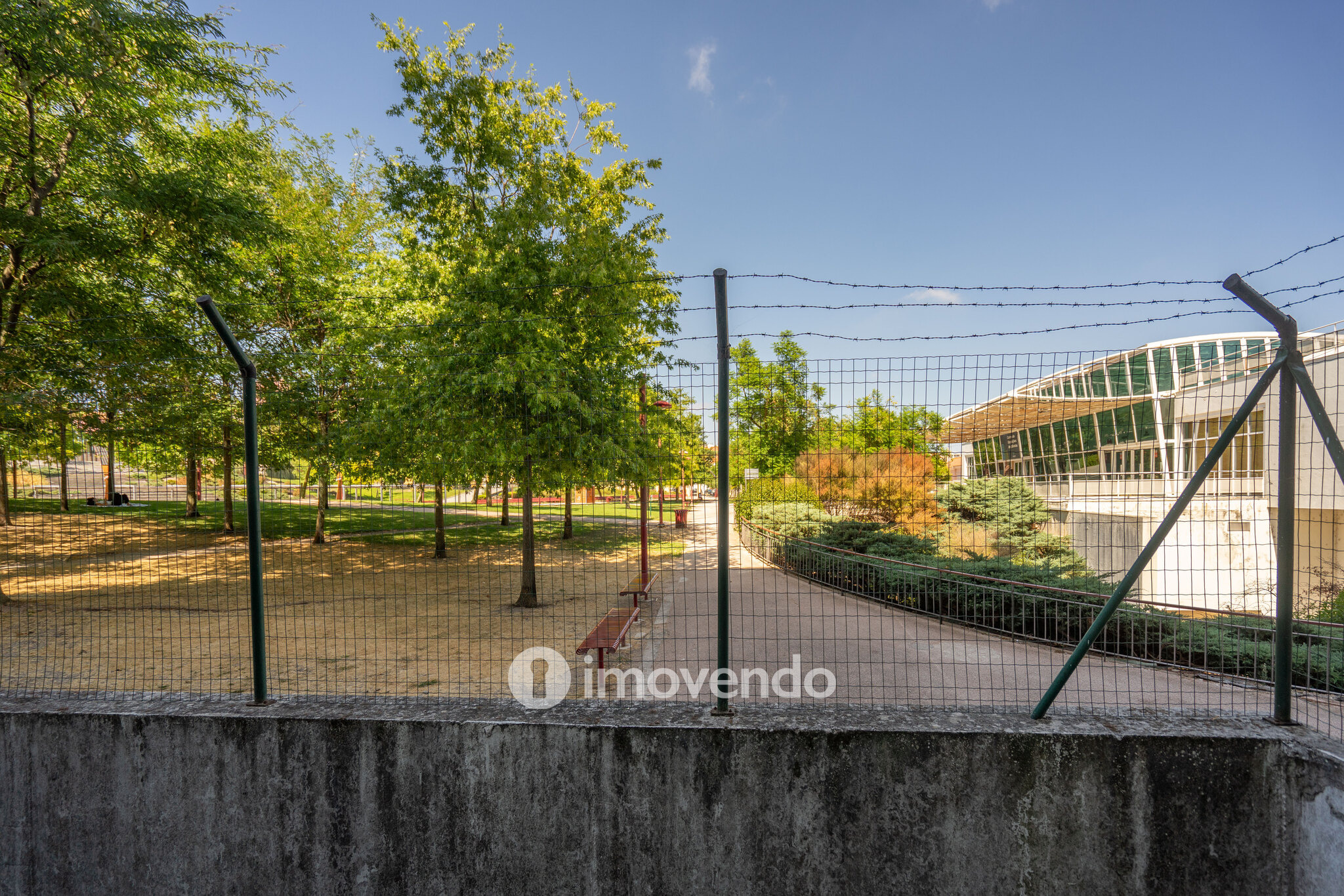 Apartamento T2, com boa luz natural, em Odivelas