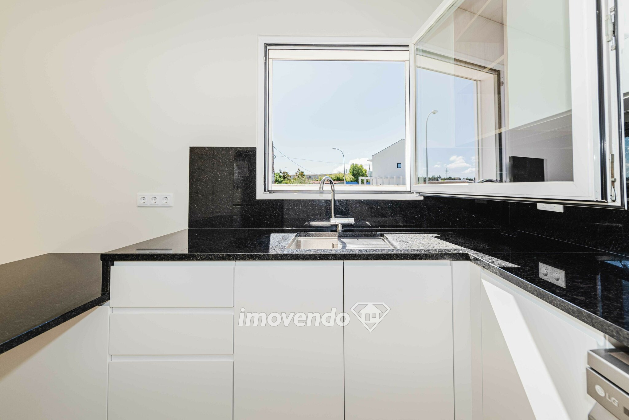 Moradia T3+1 nova, com garagem e cozinha equipada, na Abrunheira