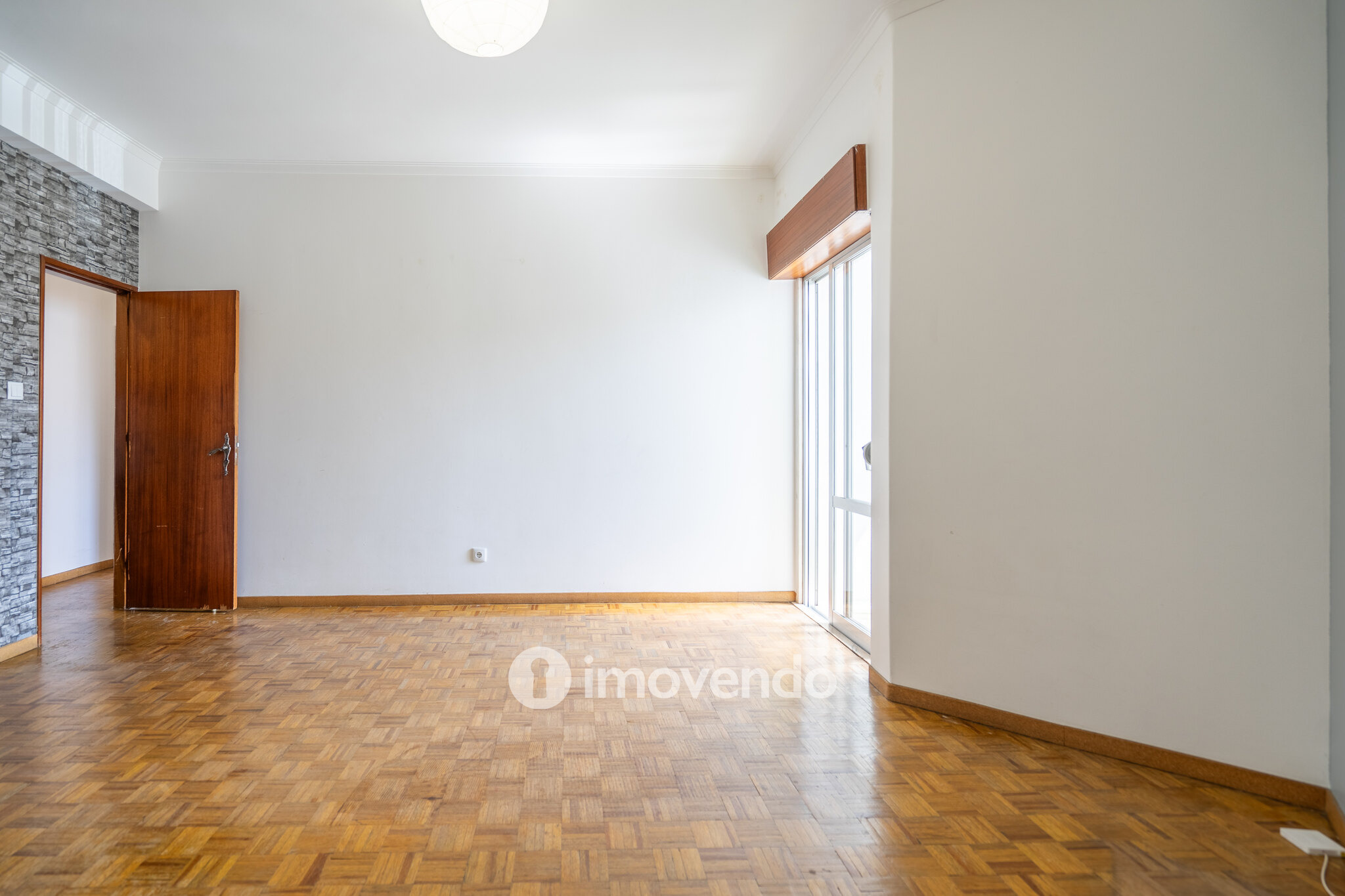Apartamento T2, com boa luz natural, em Odivelas