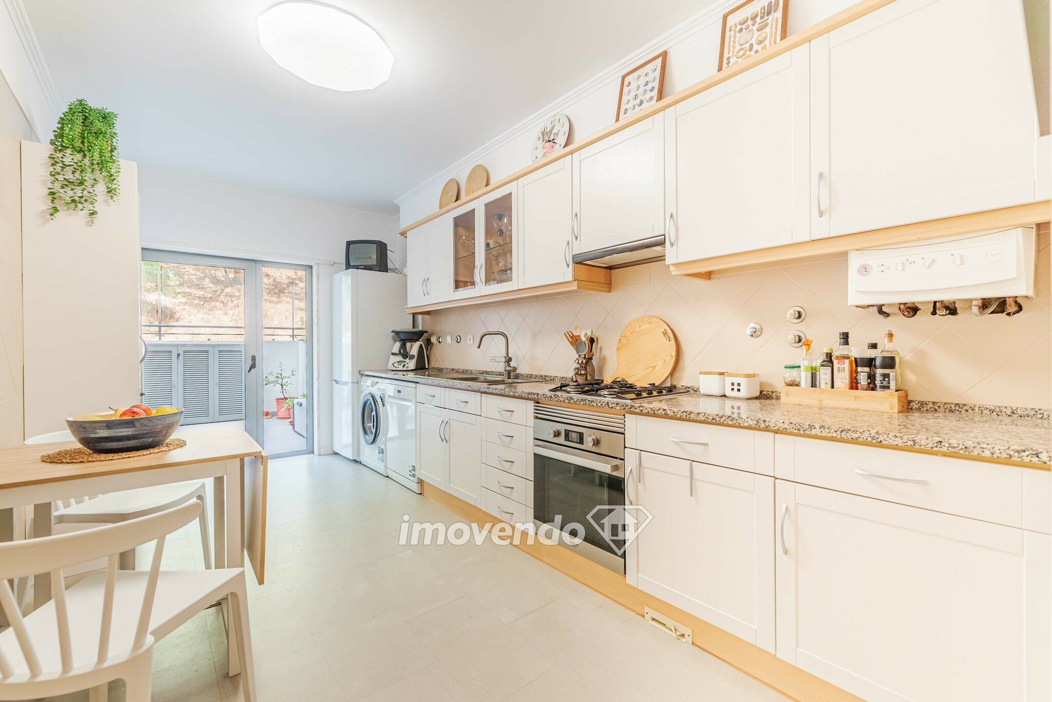 Apartamento T2 único, com garagem e terraço, na Urbanização Tagus Park
