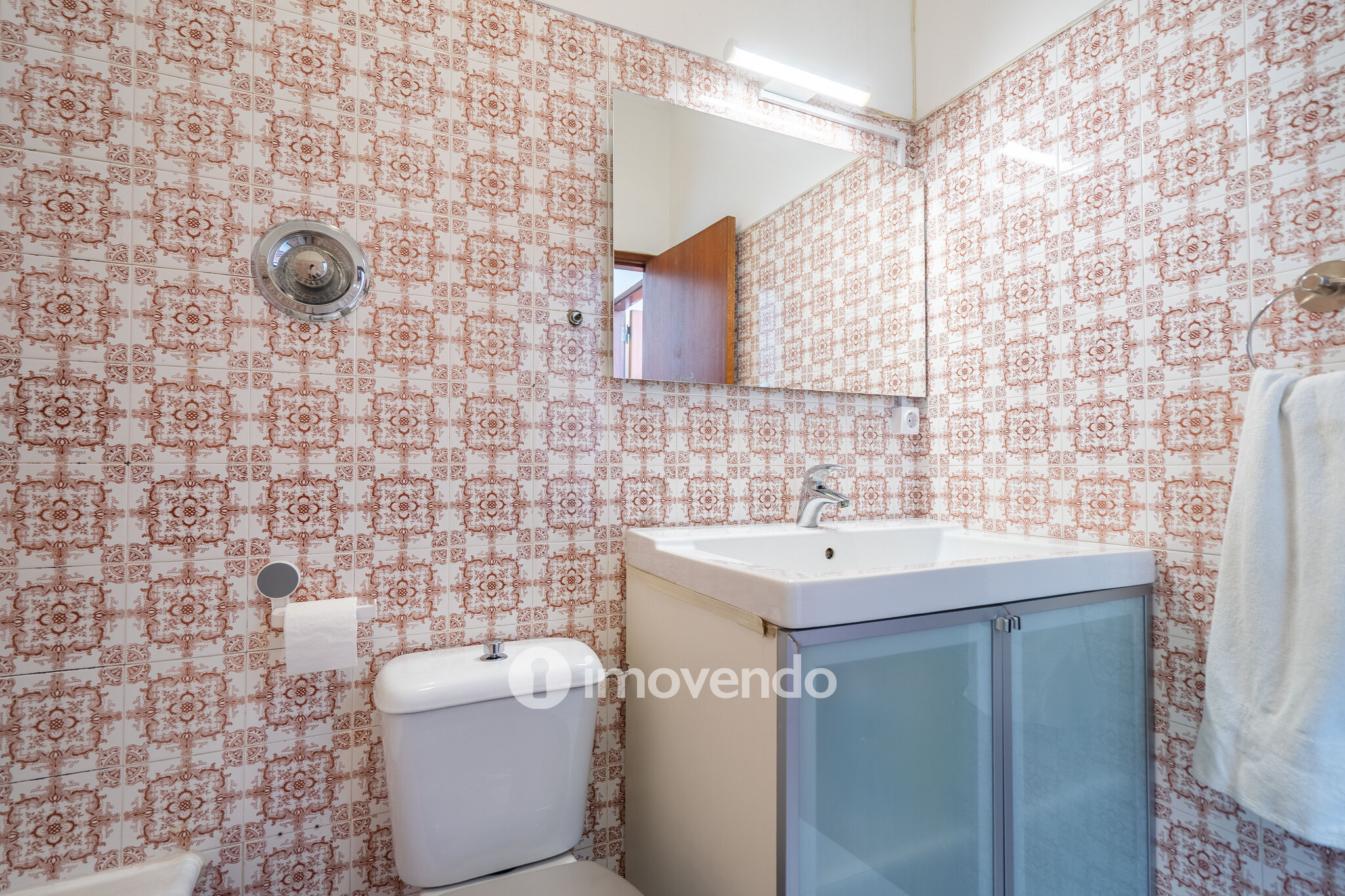 Apartamento T2, com boa luz natural, em Odivelas