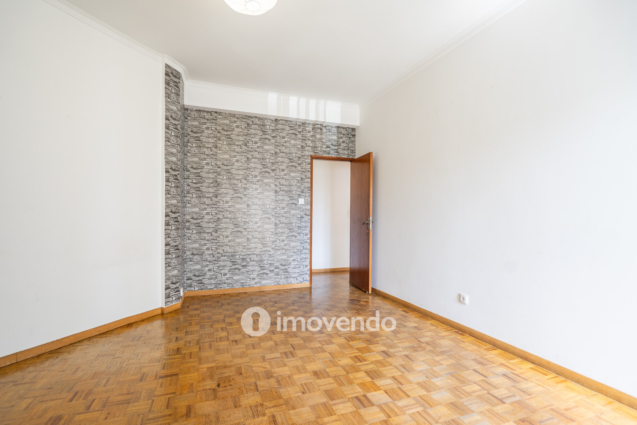 Apartamento T2, com boa luz natural, em Odivelas