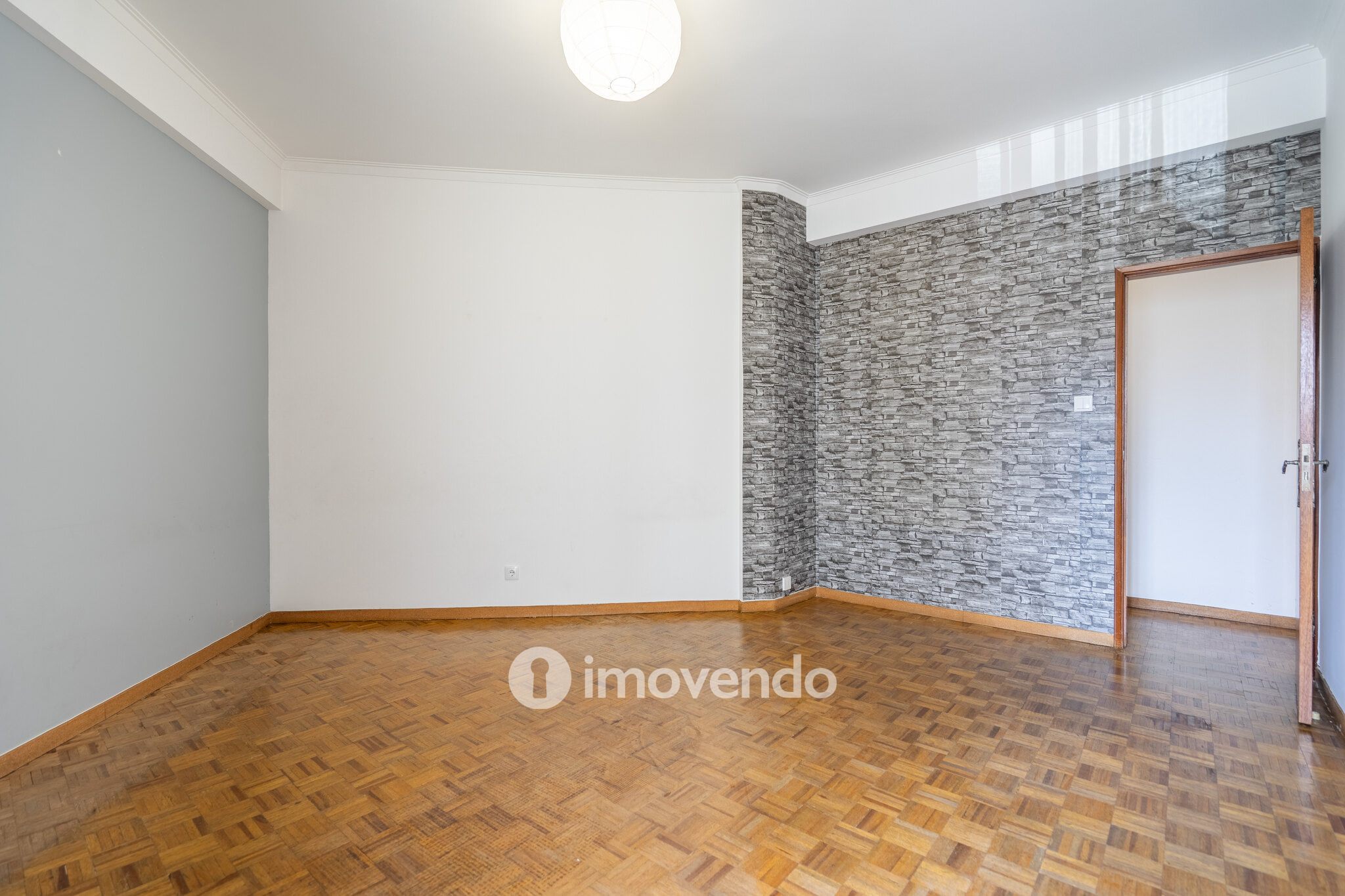 Apartamento T2, com boa luz natural, em Odivelas