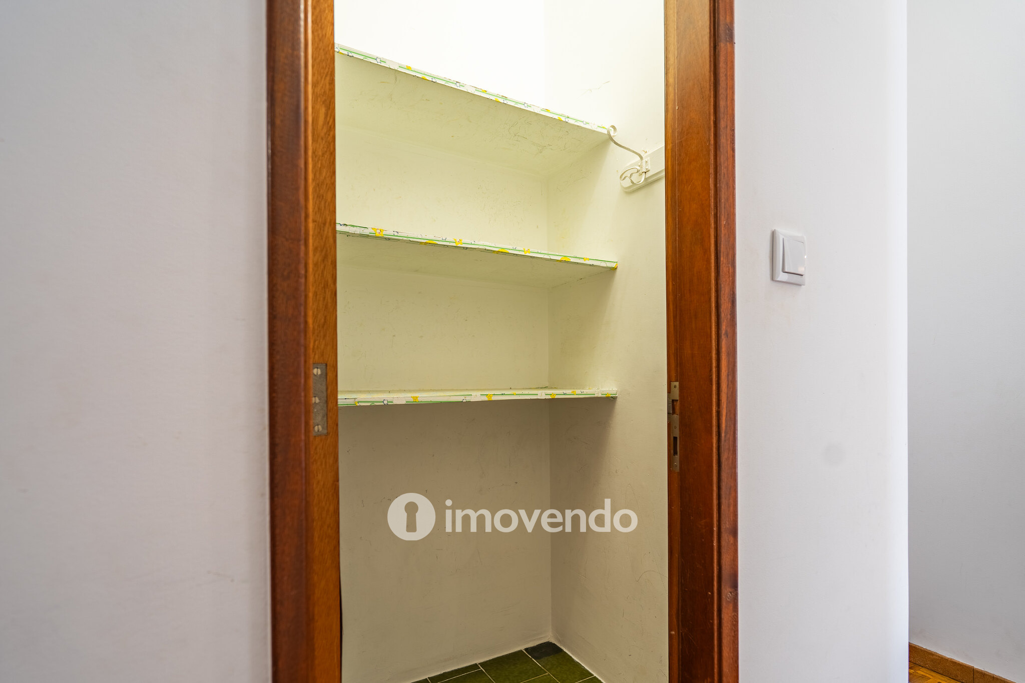 Apartamento T2, com boa luz natural, em Odivelas