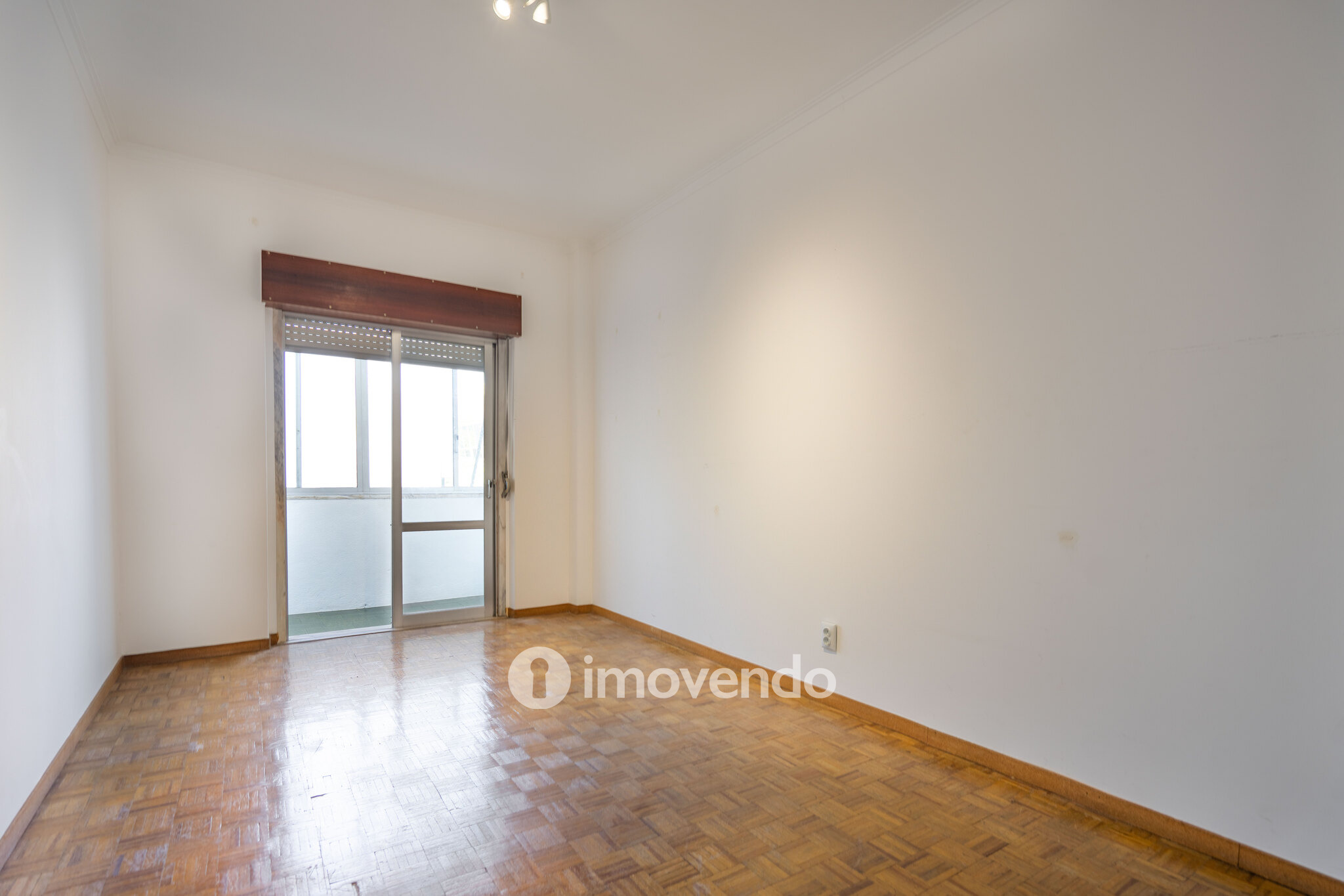 Apartamento T2, com boa luz natural, em Odivelas