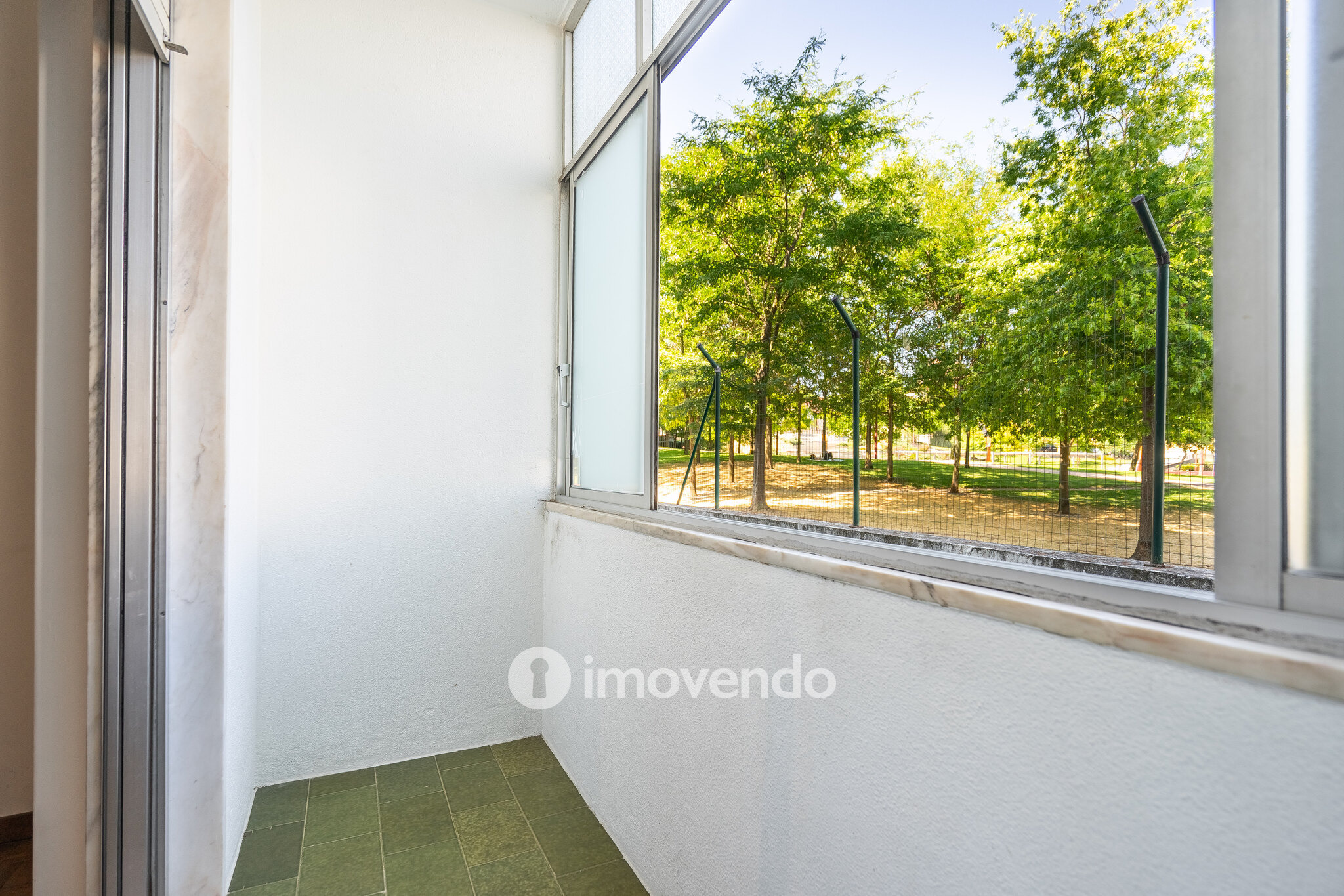 Apartamento T2, com boa luz natural, em Odivelas