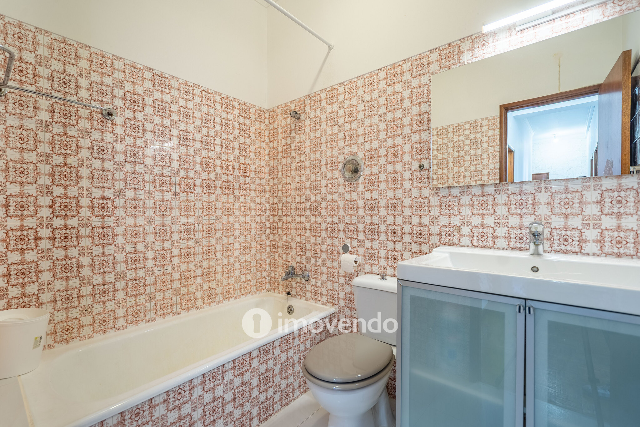Apartamento T2, com boa luz natural, em Odivelas