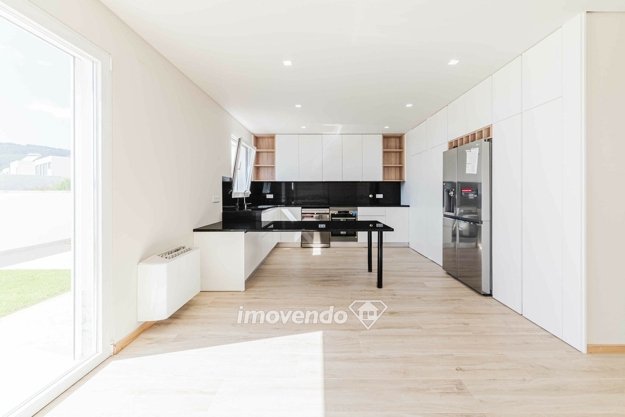 Moradia T3+1 nova, com garagem e cozinha equipada, na Abrunheira