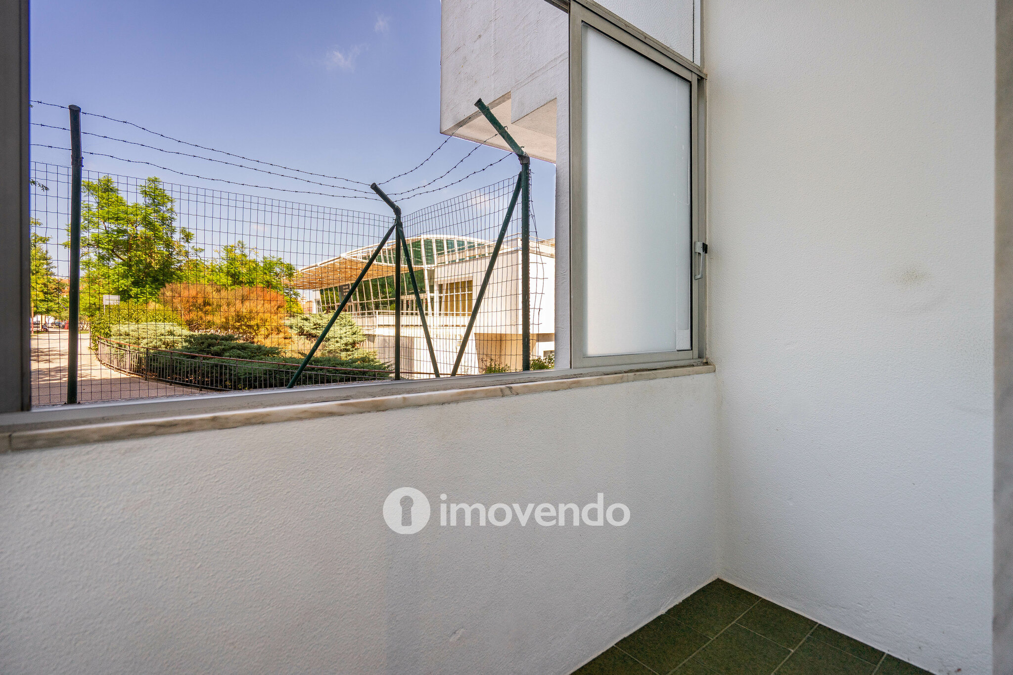 Apartamento T2, com boa luz natural, em Odivelas