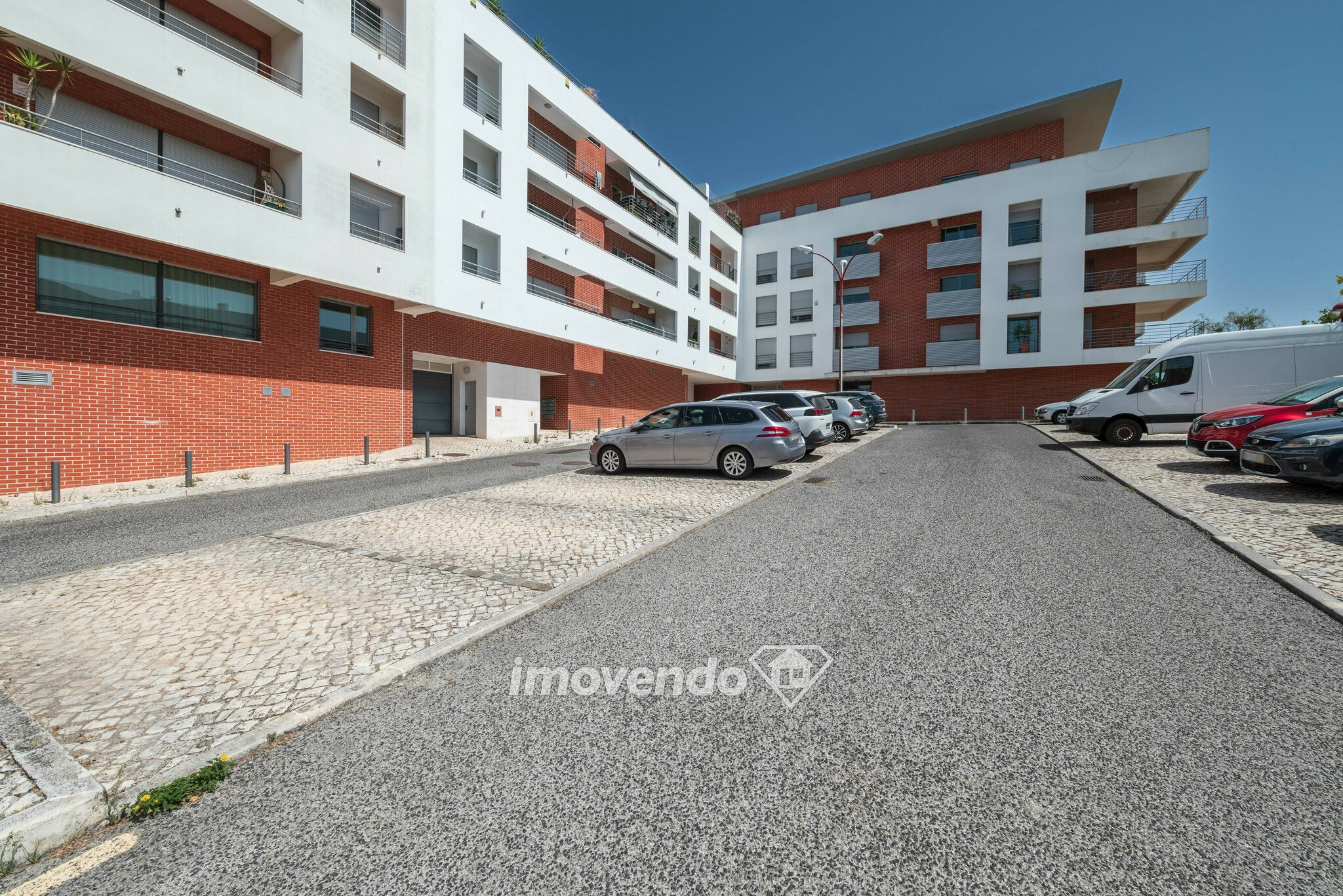 Apartamento T2 único, com garagem e terraço, na Urbanização Tagus Park